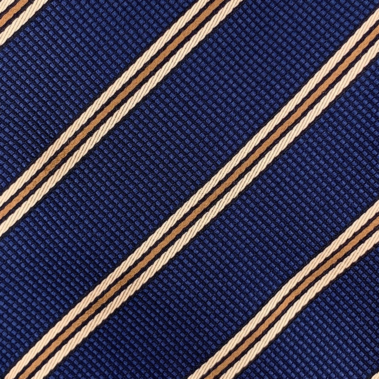 LUIGI BORRELLI necktie comes in navy blue silk with all over beige striped print. Made in Italy.

Excellent Pre-Owned Condition.

Width: 3.75 in.