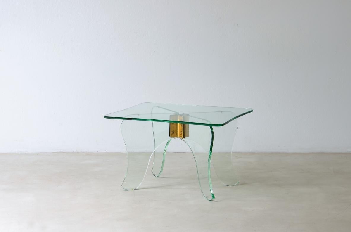 COD-Z403
Luigi Brusotti (1877-1959)

Elegante table basse en verre épais taillé de couleur vert Nil avec joint central en bronze.

Fabrication vers 1940,

65 x 54 h 42 cm