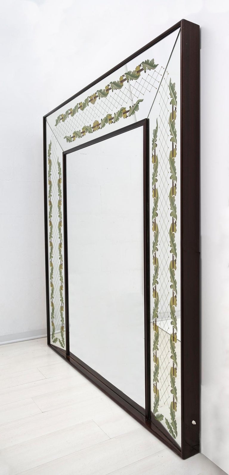 Large Mid Century Italian Modern Decorative Mirror by Luigi Brusotti, 1940s
Large mirror, backlit along the perimeter, corresponding to the decorative motifs in yellow and green drawn on the front. Solid wood structure.
Probably produced by