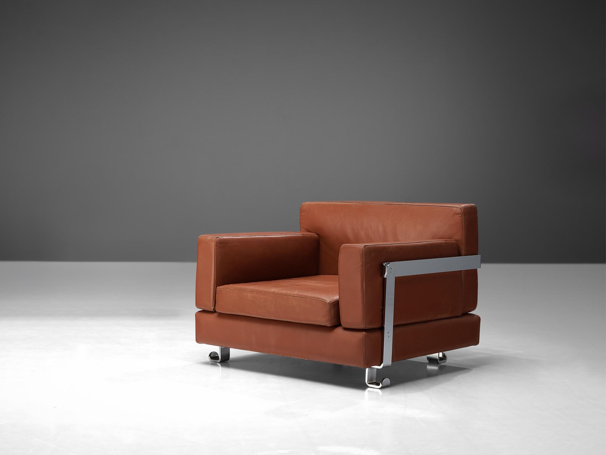 Luigi Caccia Dominioni per Azucena, sedia da salotto, pelle, metallo cromato, Italia, anni '60 
 
Questa rara poltrona cubista in pelle marrone è stata disegnata da Luigi Caccia Dominioni per Azucena. Il design è caratterizzato da linee geometriche