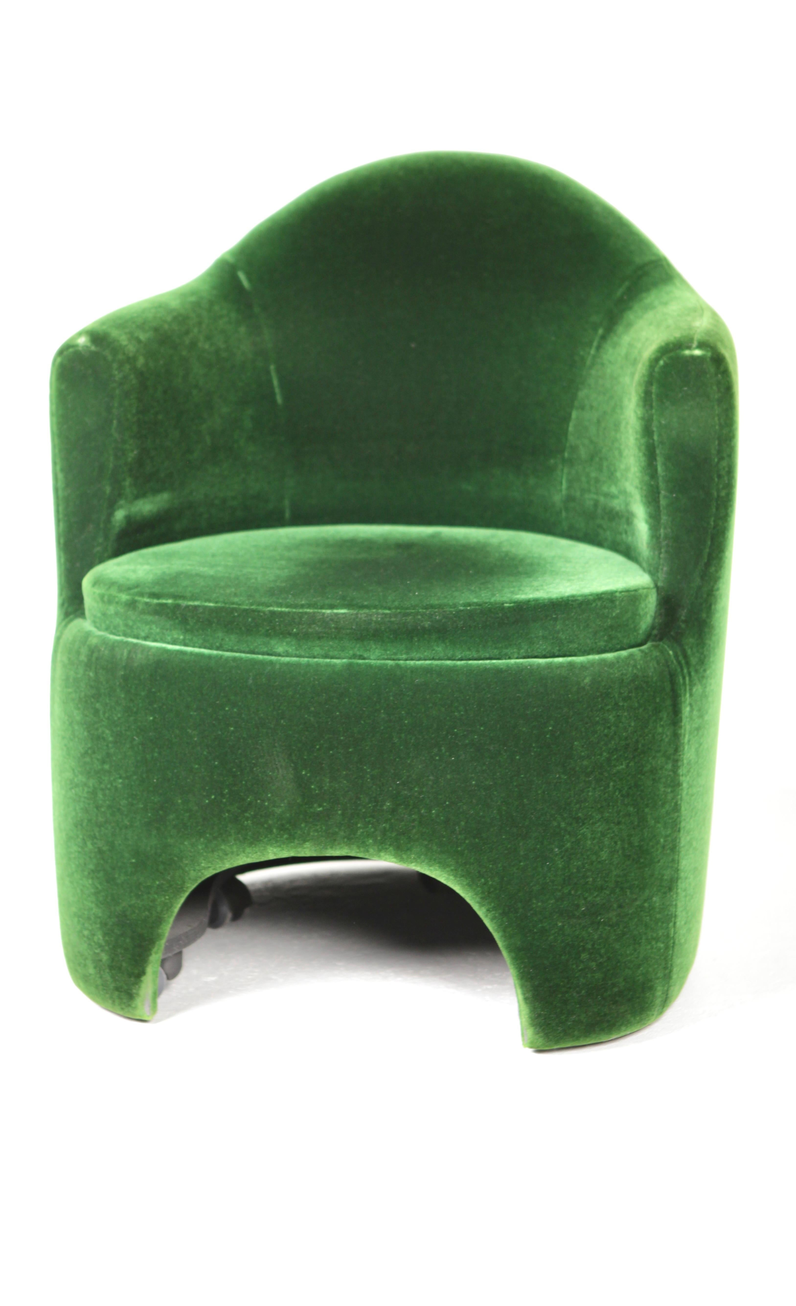 A rare sliding studio chair designed by Luigi Caccia Dominioni for Azucena.
Upholsterd in Dark Green Mohair.
Very nice vintage condition.