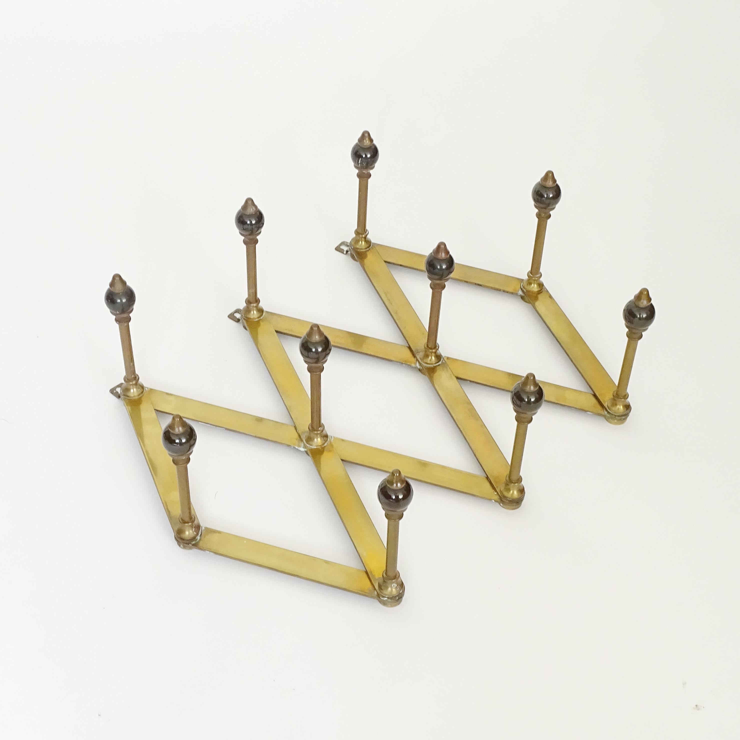 L'iconico appendiabiti regolabile in ottone di Luigi Caccia Dominioni per Azucena, Italia, anni Cinquanta.
Misure chiuse 15 x 16,5 x H 42 cm.