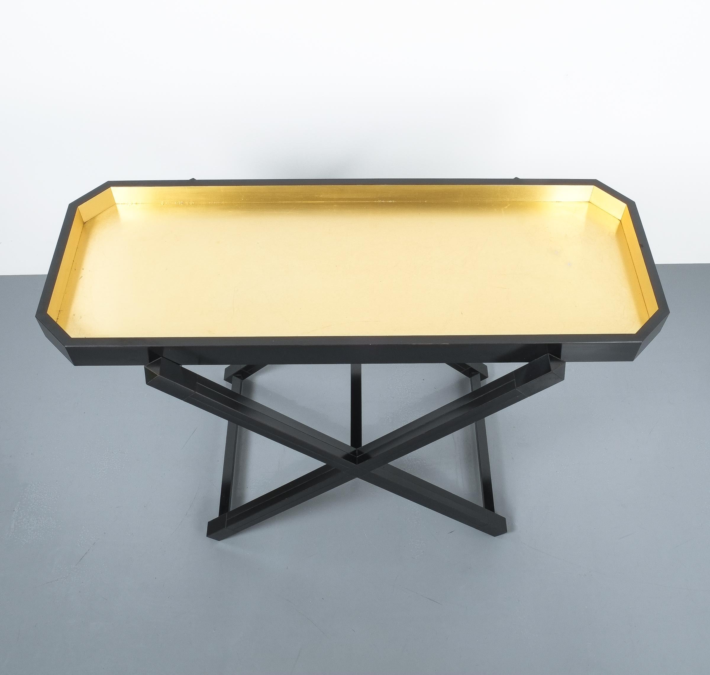 Luigi Caccia Dominioni zugeschriebenes Konsolentablett-Tisch aus schwarzem Holz, Italien um 1970 (Vergoldet) im Angebot