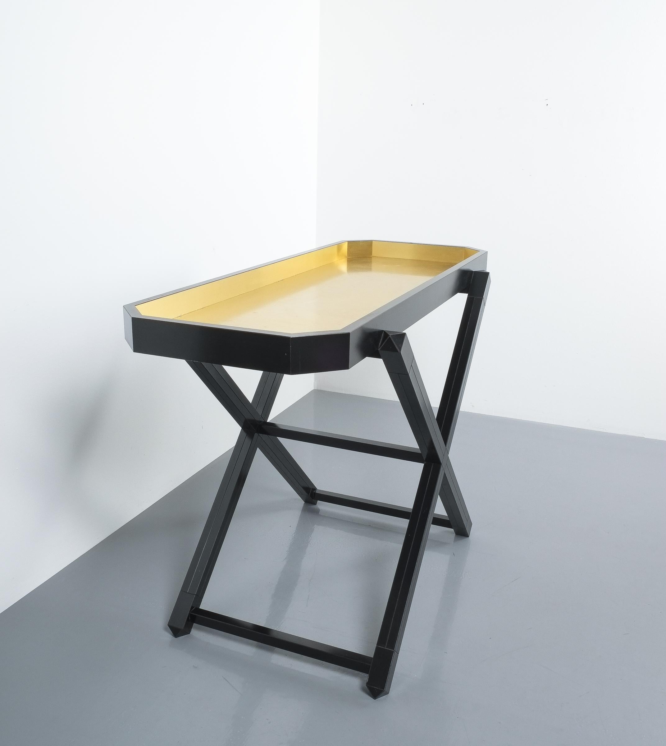 Luigi Caccia Dominioni zugeschriebenes Konsolentablett-Tisch aus schwarzem Holz, Italien um 1970 (Aluminium) im Angebot
