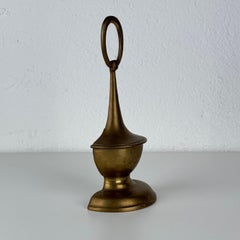 Luigi Caccia Dominioni (attr.) Butoir de porte sculptural en laiton avec poignée en anneau, années 1950