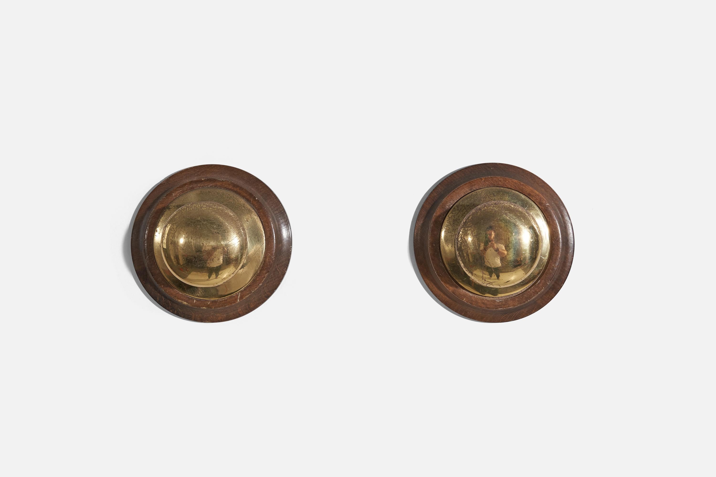 Paire de porte-manteaux en noyer et laiton attribués à Luigi Coates Dominioni, Italie, années 1940.
 