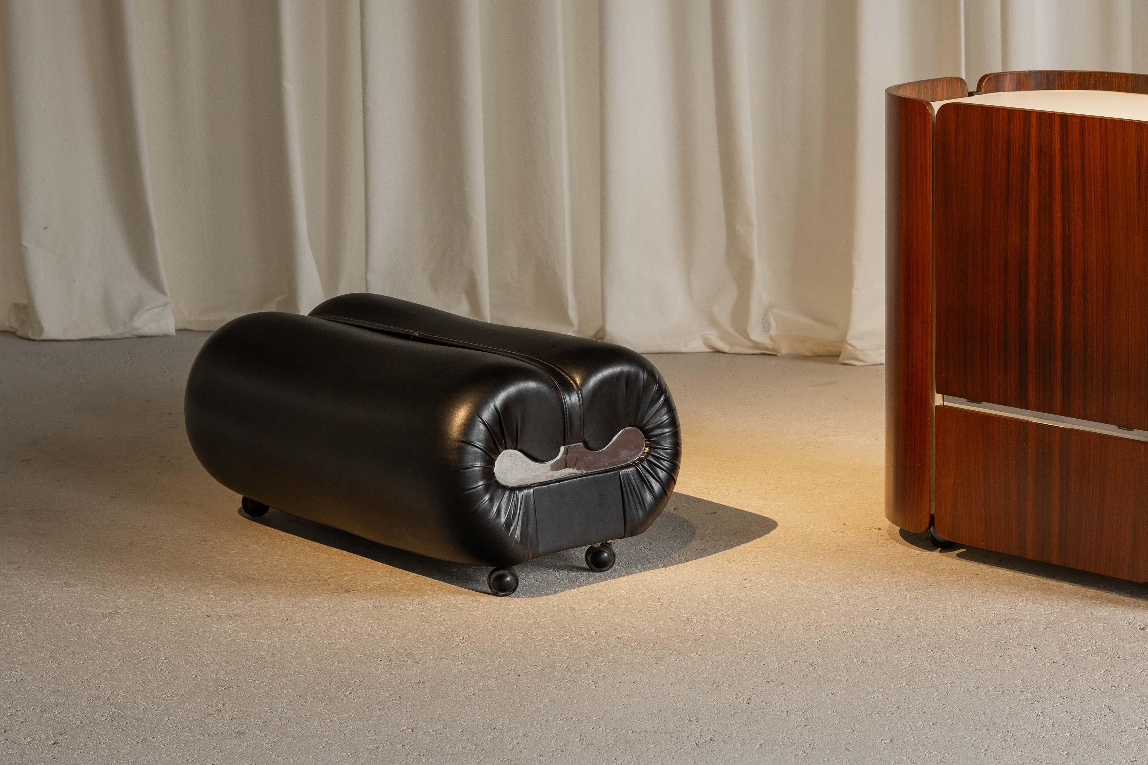 Ce pouf exceptionnellement rare, conçu par Luigi Caccia Dominioni et fabriqué par Azucena en Italie en 1962, illustre l'ingéniosité et l'élégance du design moderne du milieu du siècle dernier. Seule une poignée de ces pièces ayant été produites, il