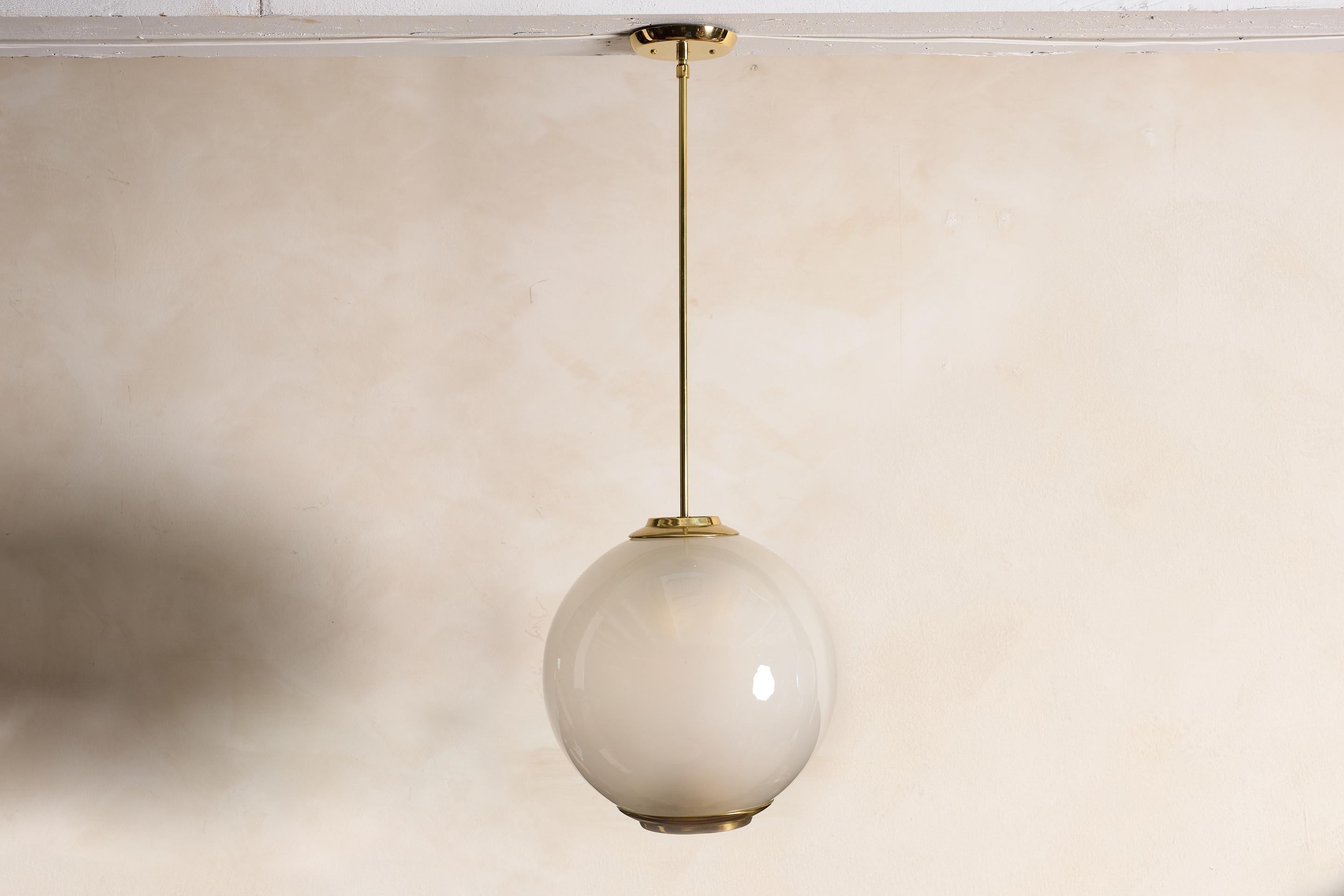 Ciondolo a globo Azucena di Luigi Caccia Dominioni, Italia, anni '50

Hardware originale in ottone perforato e bellissimo globo in vetro lattiginoso. 

Ricablata di recente. Nuova calotta e gambo.