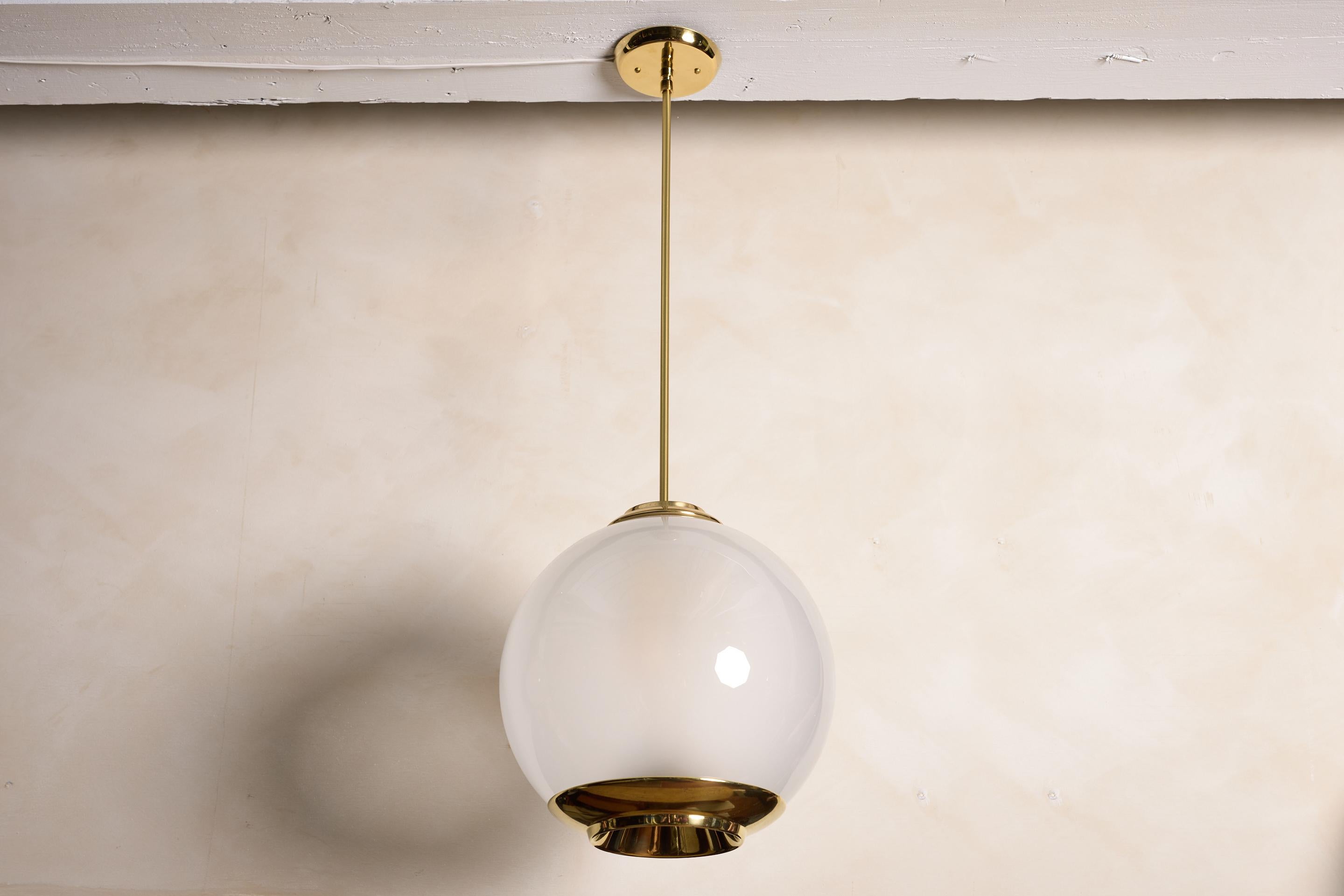 Ciondolo a globo Azucena di Luigi Caccia Dominioni, Italia, anni '50

Hardware originale in ottone lucido e grande globo in vetro opaco/latte. 

Ricablata di recente. Nuovo baldacchino e gambo