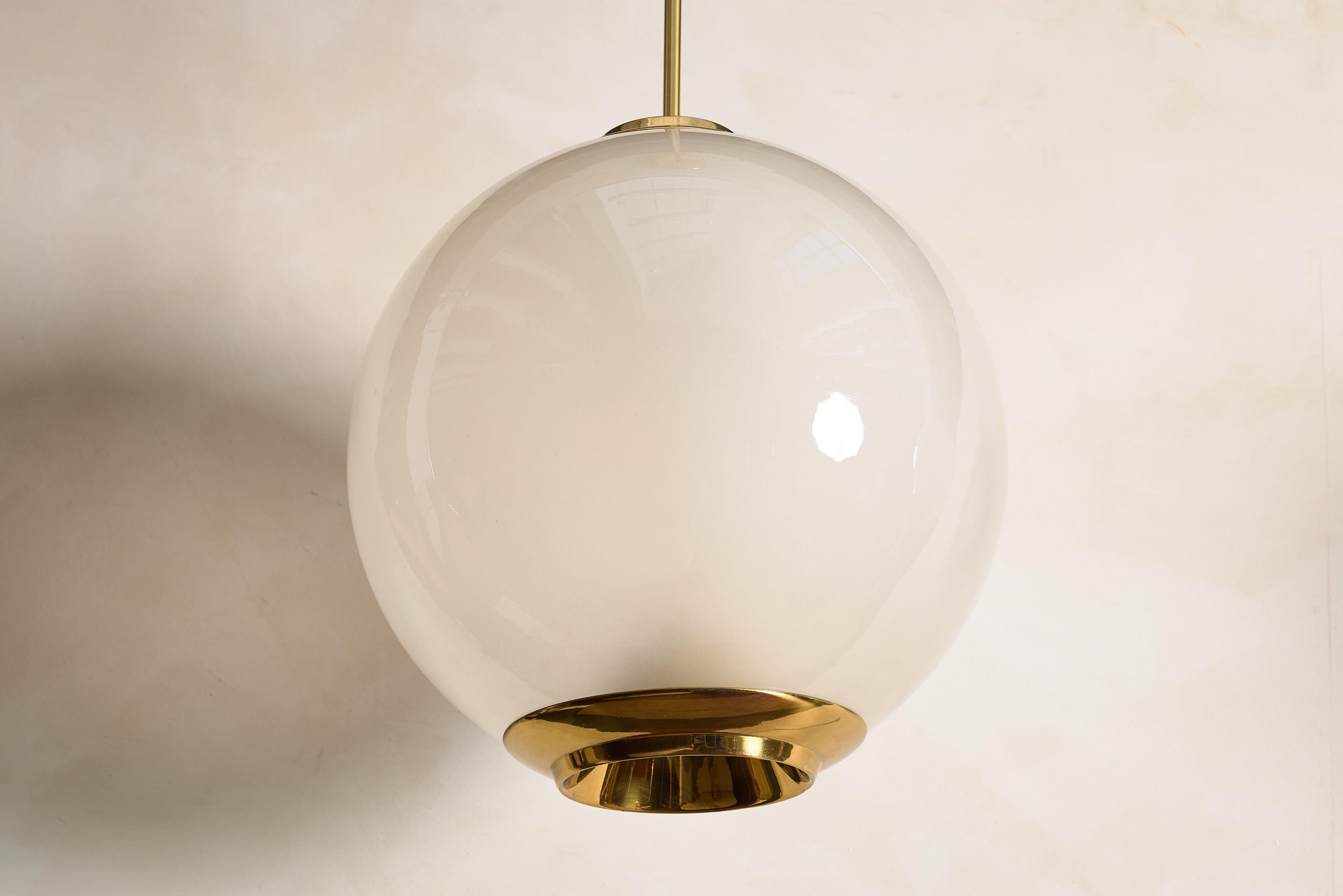 Mid-Century moderno Ciondolo in ottone Luigi Caccia Dominioni in vendita