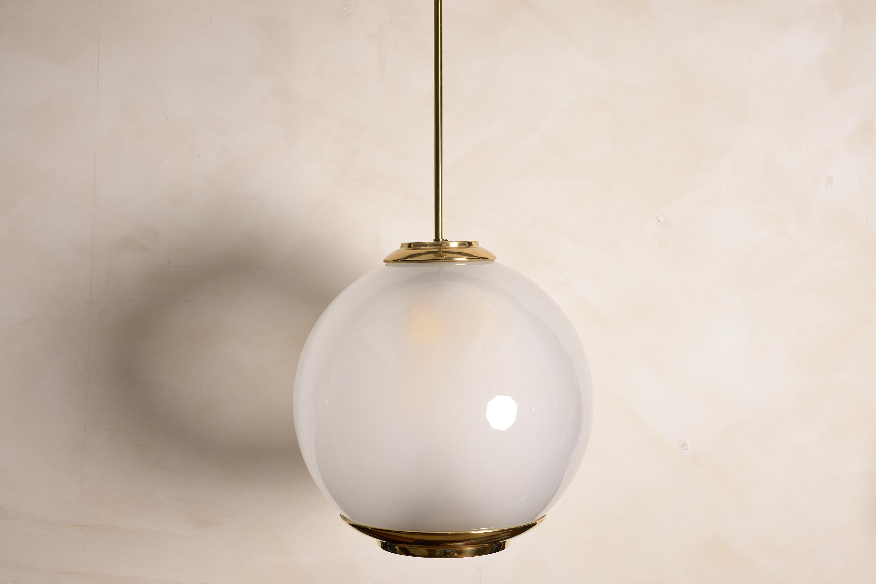 Mid-Century moderno Ciondolo in ottone Luigi Caccia Dominioni in vendita