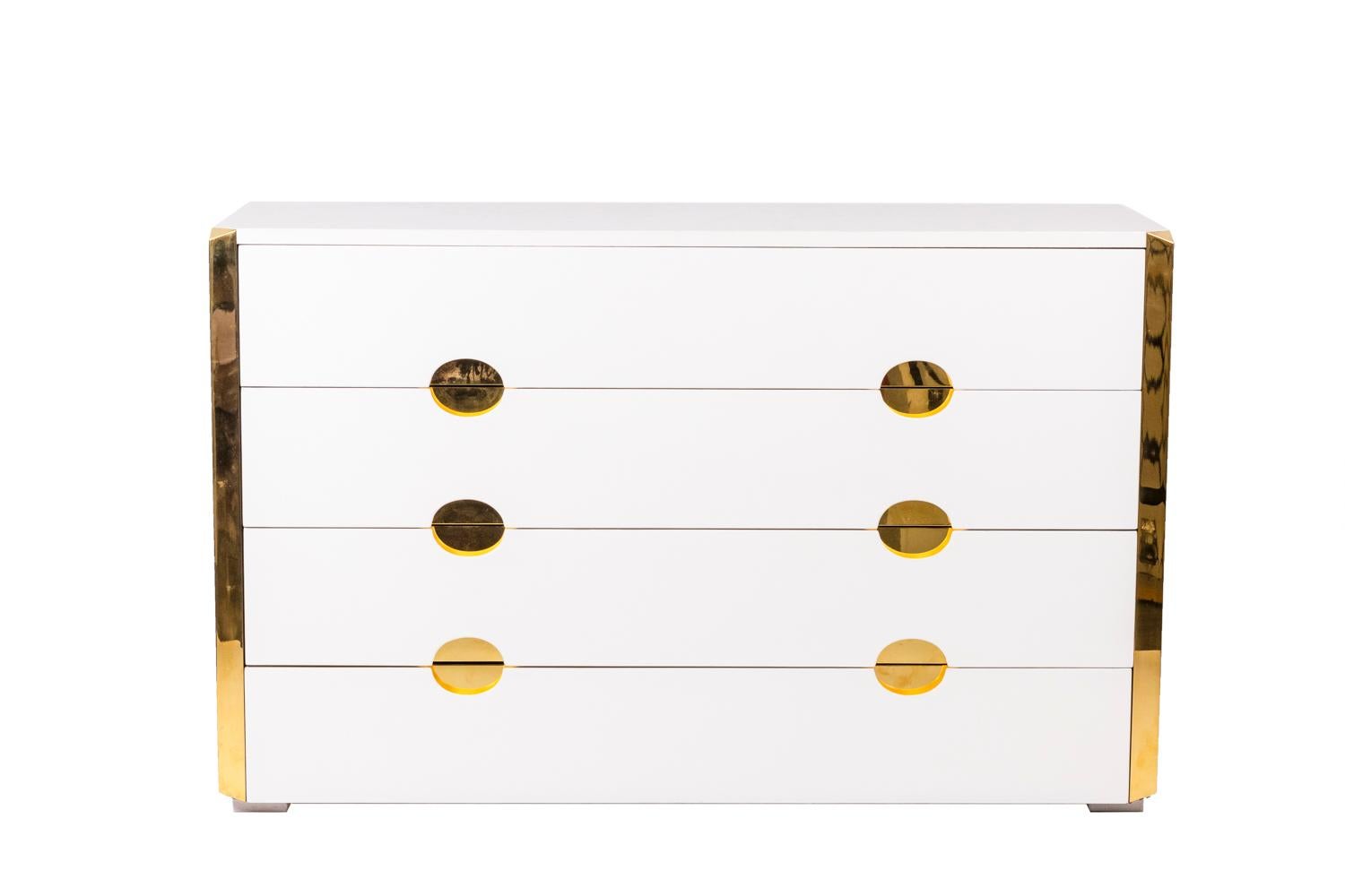 Chest of drawers in cream lacquer and gilt brass.

Work realized in the 1970s.