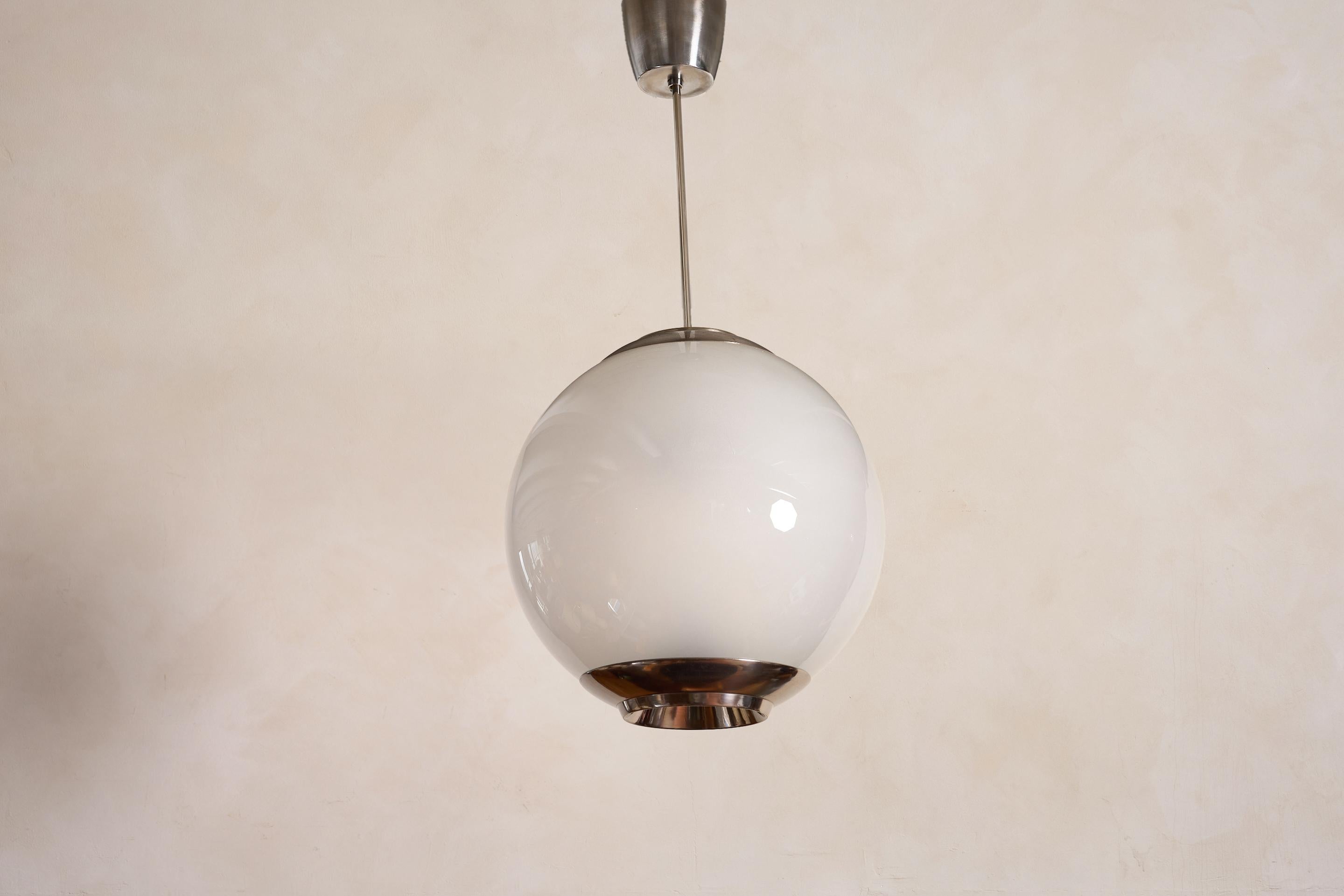 Ciondolo a globo Azucena di Luigi Caccia Dominioni, Italia, anni '50

Hardware originale cromato lucido e baldacchino con grande globo in vetro opaco/latte. 

Ricablata di recente. 