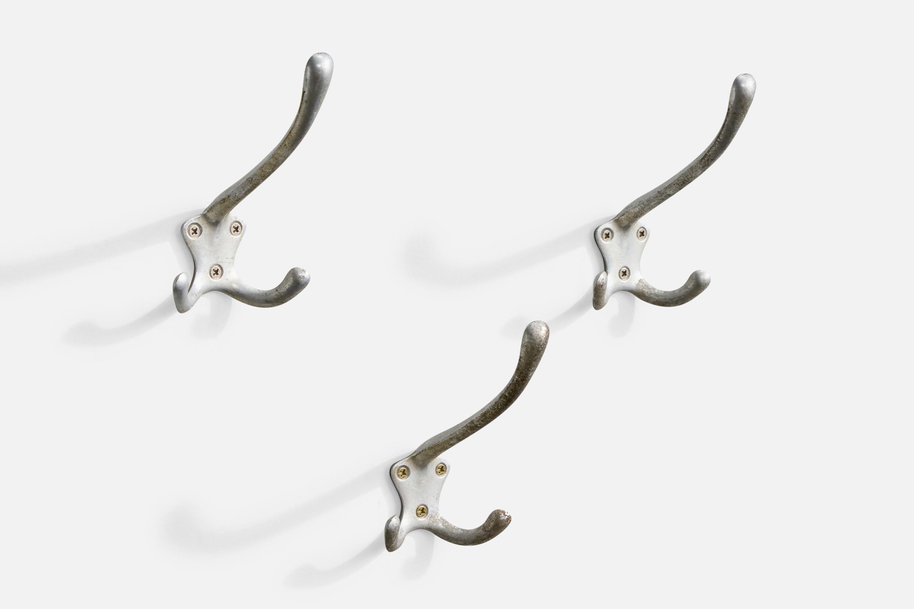Set di tre appendiabiti in metallo disegnati da Luigi Caccia Dominioni e prodotti da Azucena, Italia, anni Cinquanta.

Ossidazione presente nel metallo

Usura coerente con l'età e l'uso

Non include la ferramenta di montaggio

Dimensioni complessive