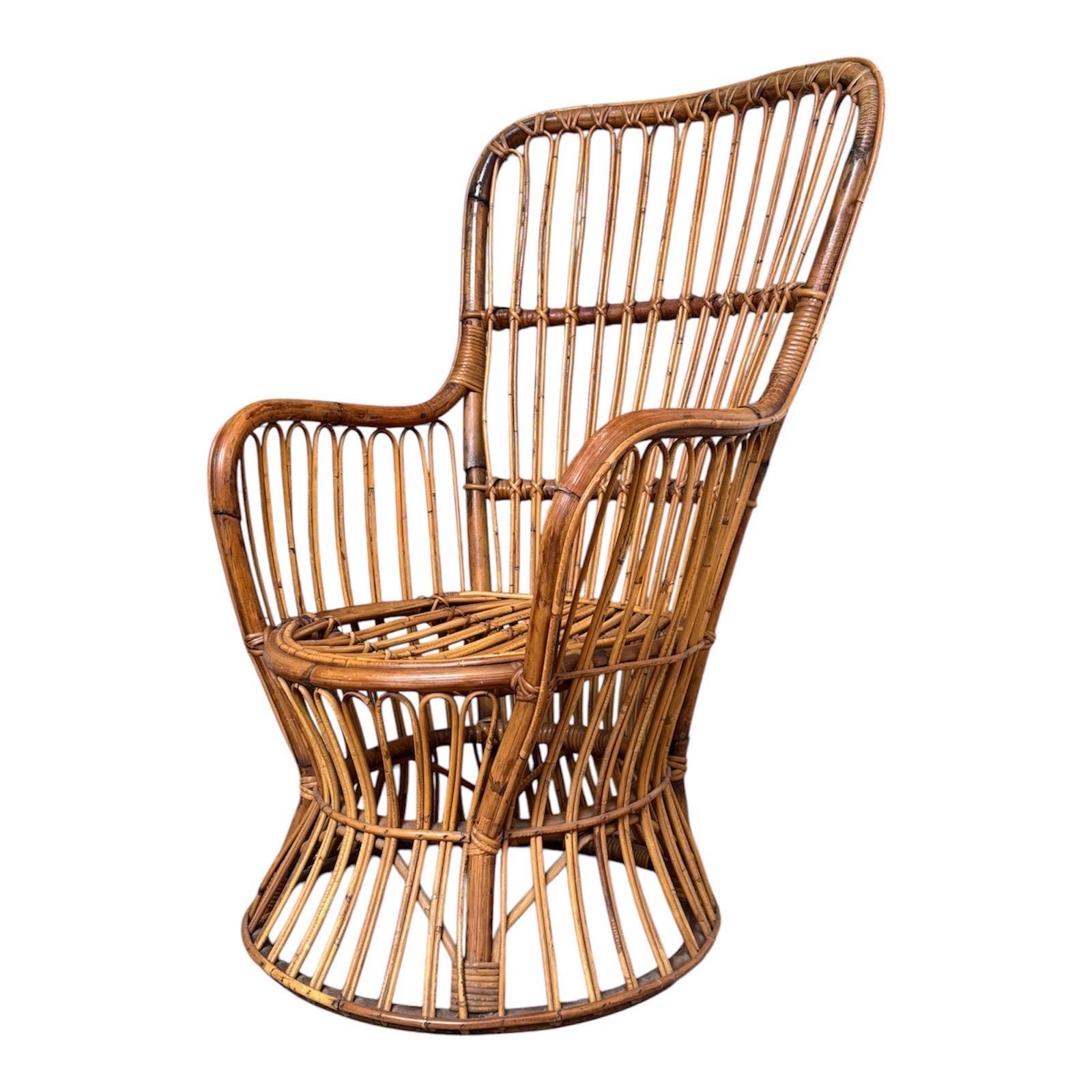 Il set da giardino composto da due poltrone e un tavolino, disegnato da Luigi Caccia Dominioni negli anni '60, è un perfetto esempio di eleganza e funzionalità, tipiche del design italiano del periodo. Realizzato interamente in rattan naturale, il