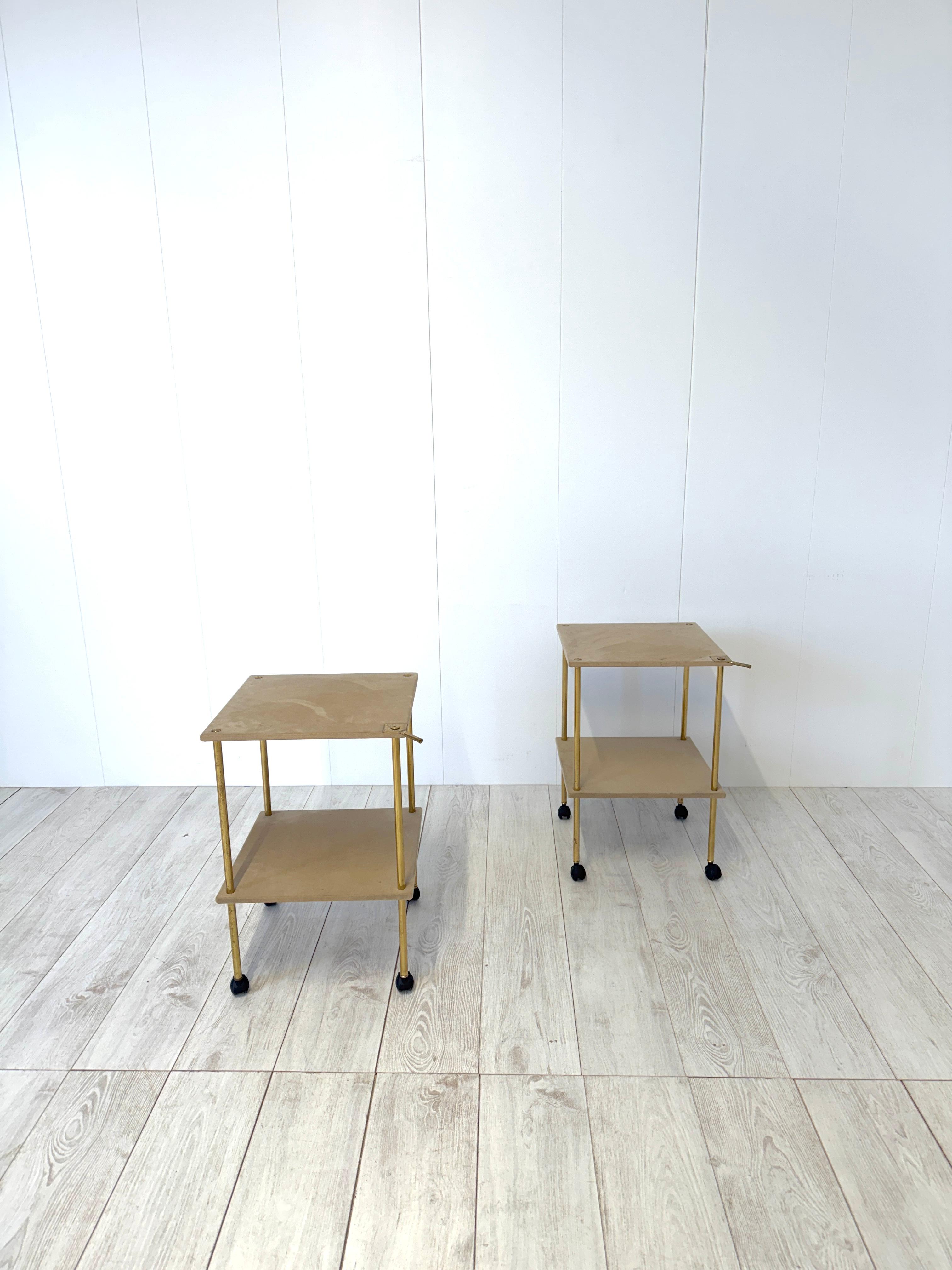 Coppia di tavolini a rotelle; struttura e maniglia in ottone lucido, piani in legno con rivestimento in tessuto.
produzione Azucena, 1957

Questo modello di tavolino a rotelle venne realizzato da Luigi Caccia Dominioni per supportare il telefono