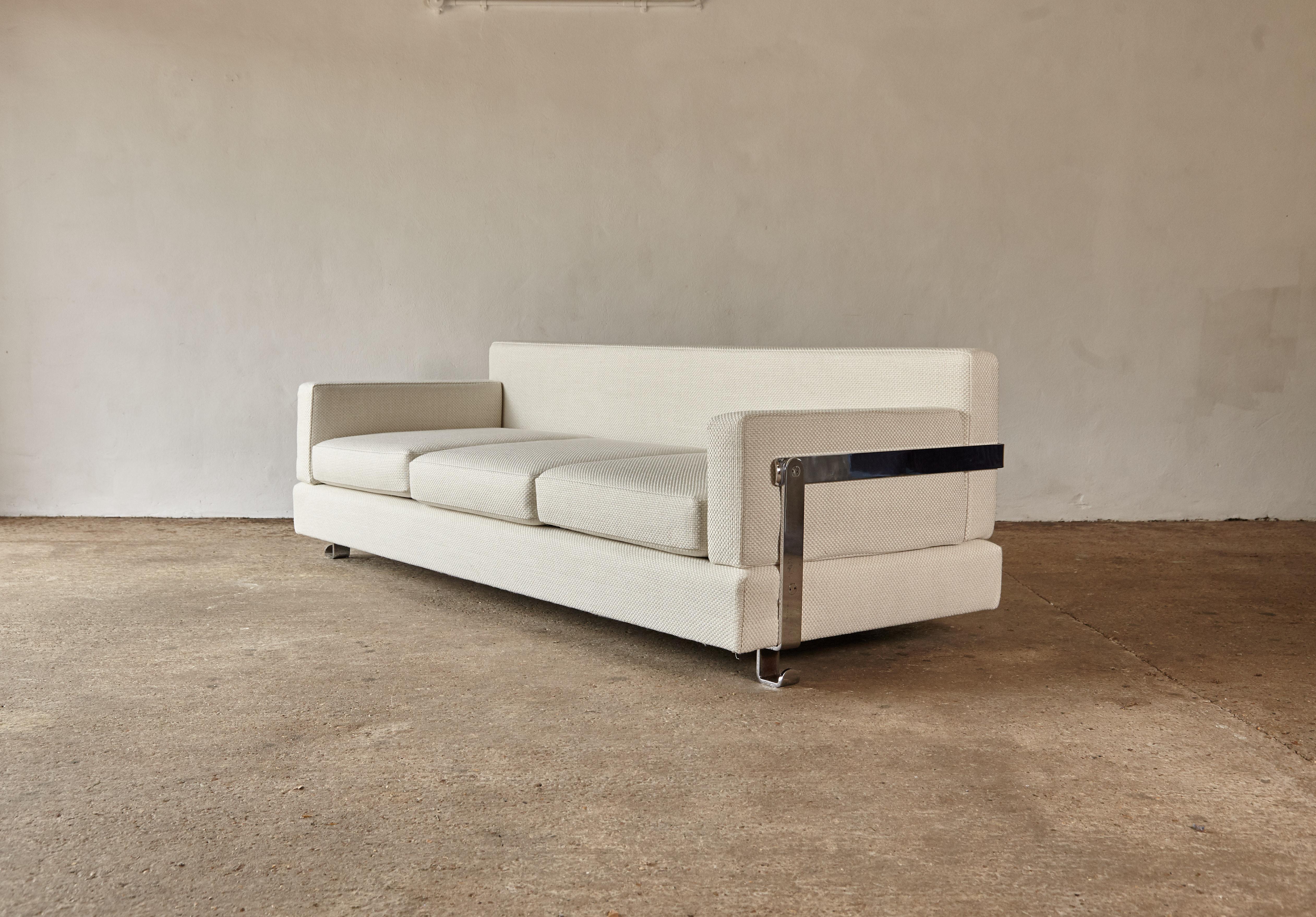 An original Luigi Caccia Dominioni Fasce Cromate (or Chromate) sofa, model P11, manufactured by Azucena in Italy, in the 1960s. Chrome-plated steel, newly upholstered in an ivory Lelievre fabric.   Fast shipping worldwide.