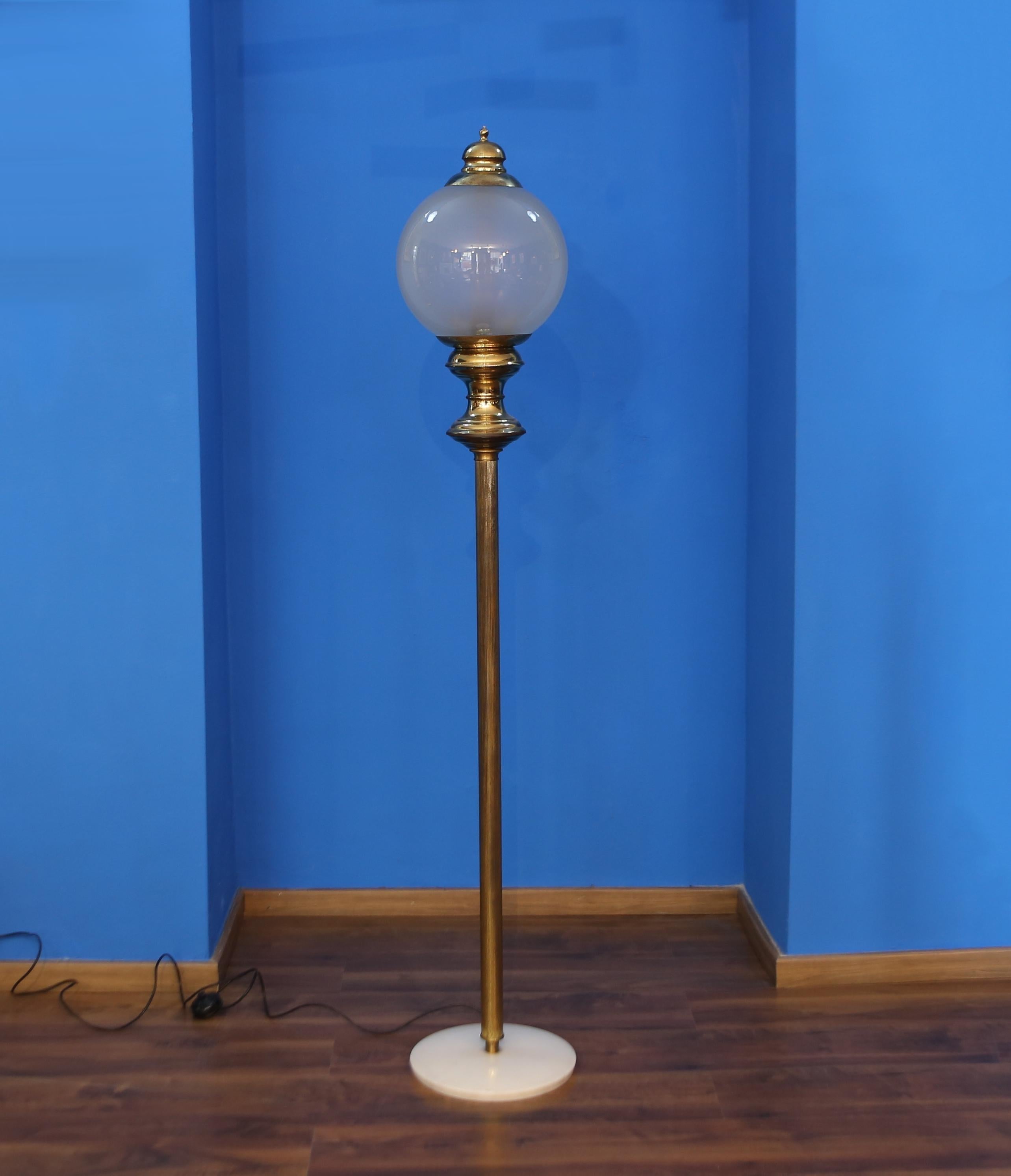 Il s'agit d'une variante du modèle de suspension. 
Les conditions sont excellentes. A l'intérieur, il y a 3 ampoules. La lampe ne présente aucun défaut