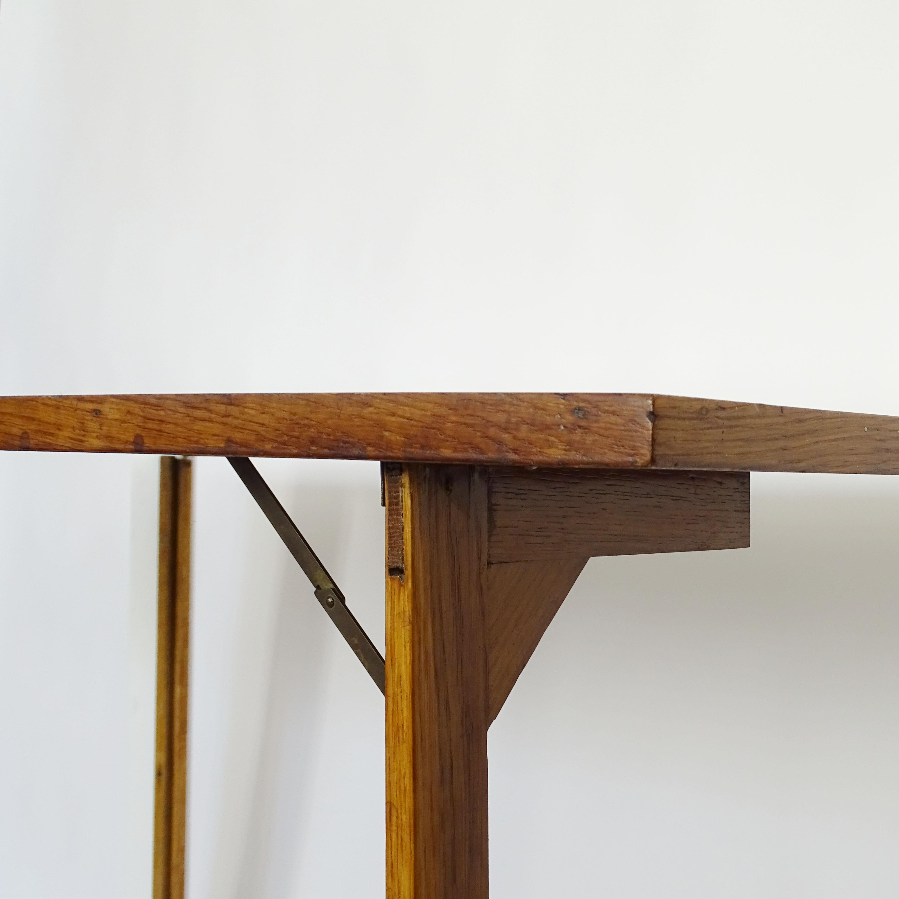 Arquitecto Luigi Caccia Dominioni Raro escritorio plegable de madera de roble para Villa Mazzotti, Milán, Italia
Luigi Caccia Dominioni utilizaba esta forma de diseño de escritorio para ocultar los nichos de los radiadores en sus proyectos.
Italia