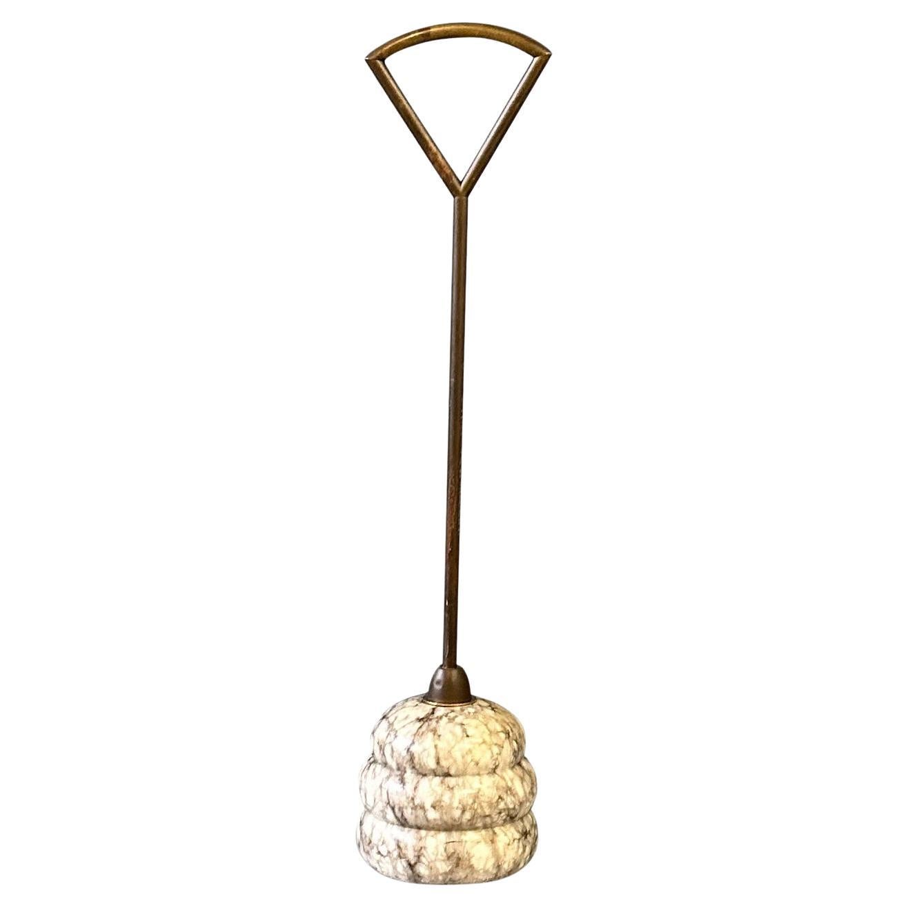 Eleva l'arredamento della tua casa con il fermaporta di Luigi Caccia Dominioni per Azucena. Squisitamente realizzato in ottone e marmo, questo fermaporta aggiunge un tocco di lusso e raffinatezza a qualsiasi stanza. La sua funzionalità si fonde