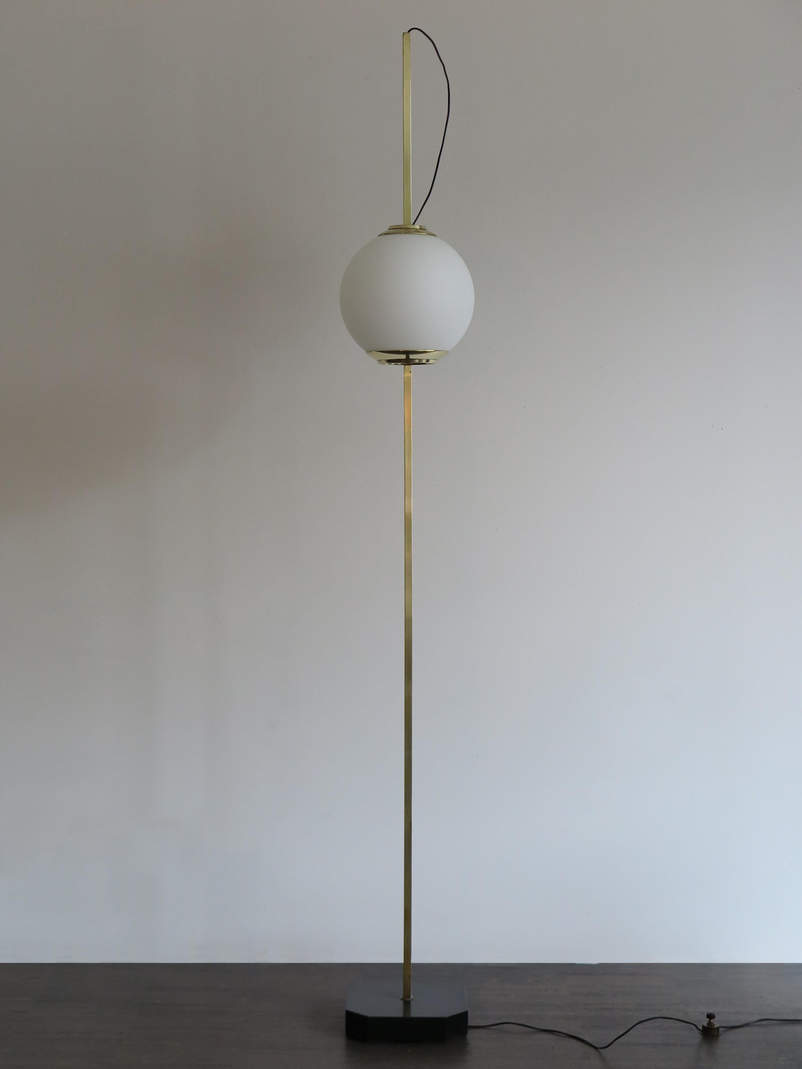 Italian famous and very rare Mid-Century Modern design floor lamp model “Lte 10 Pallone” designed by Luigi Caccia Dominioni and produced by Azucena with opal glass diffuser, polished brass structure and marble base, 1950s.

Please note that the
