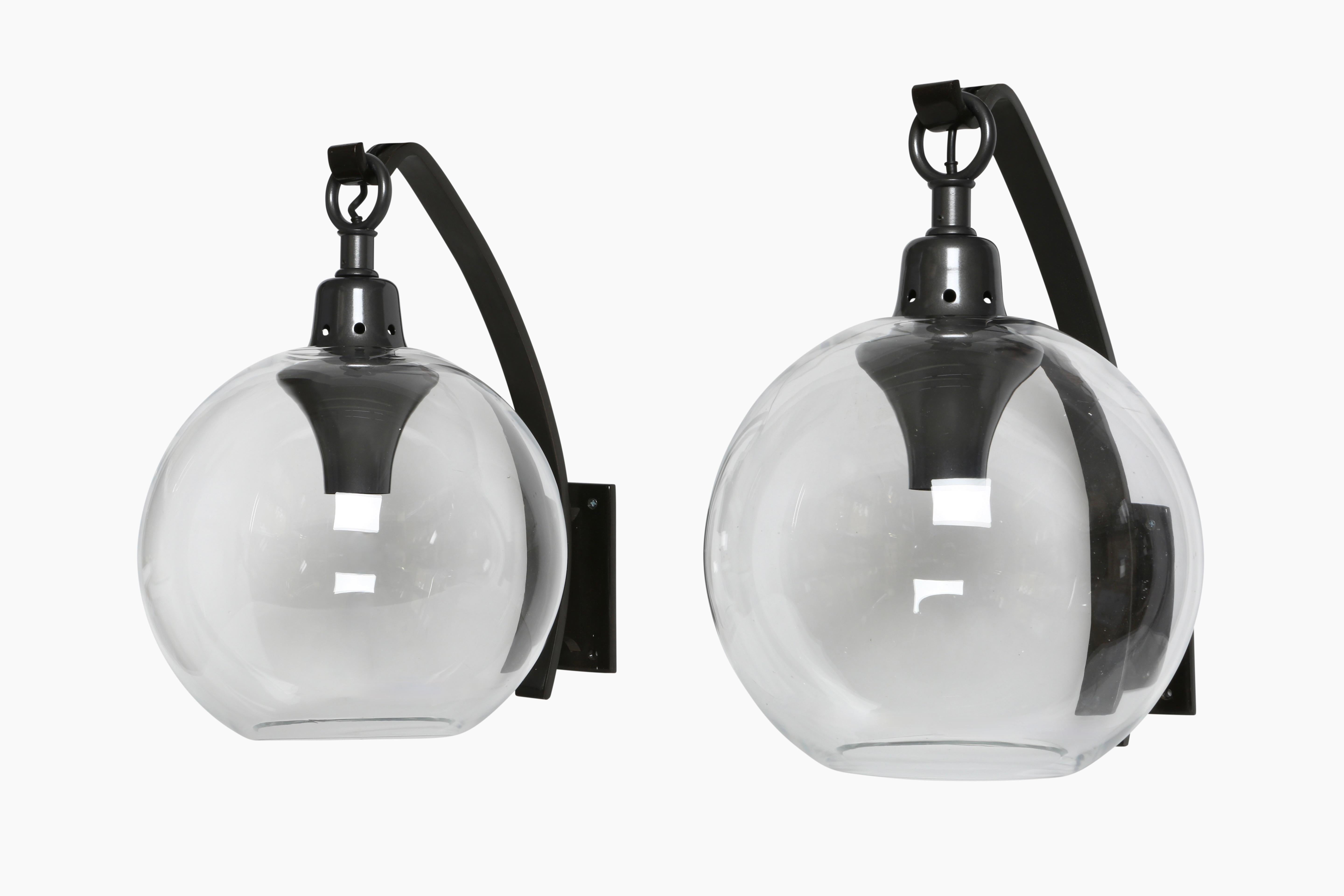 Wandleuchter von Luigi Caccia Dominioni für Azucena.
Modell LP13. Entworfen in Italien in den 1960er Jahren.
Hergestellt in den 1970er Jahren.
Murano-Glas, patinierter Aluminium-Glashalter, Messing.
Auf Anfrage kostenlose US-Neuverkabelung.
Der