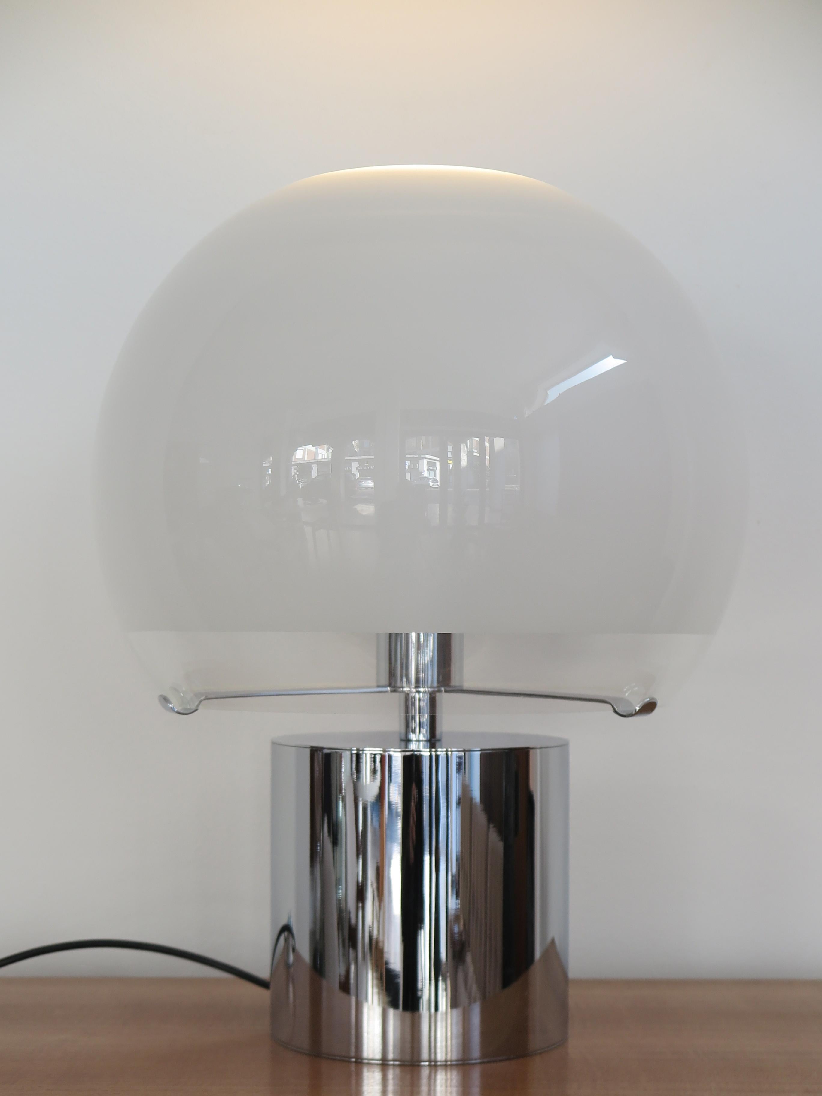 Lampada da tavolo modello ‘Porcino’disegnata da Luigi Caccia Dominioni per AZUCENA nel 1966 con tre modalità di accensione; base in ottone cromato e diffusore in vetro satinato nella parte superiore e fascia in vetro trasparente nella parte