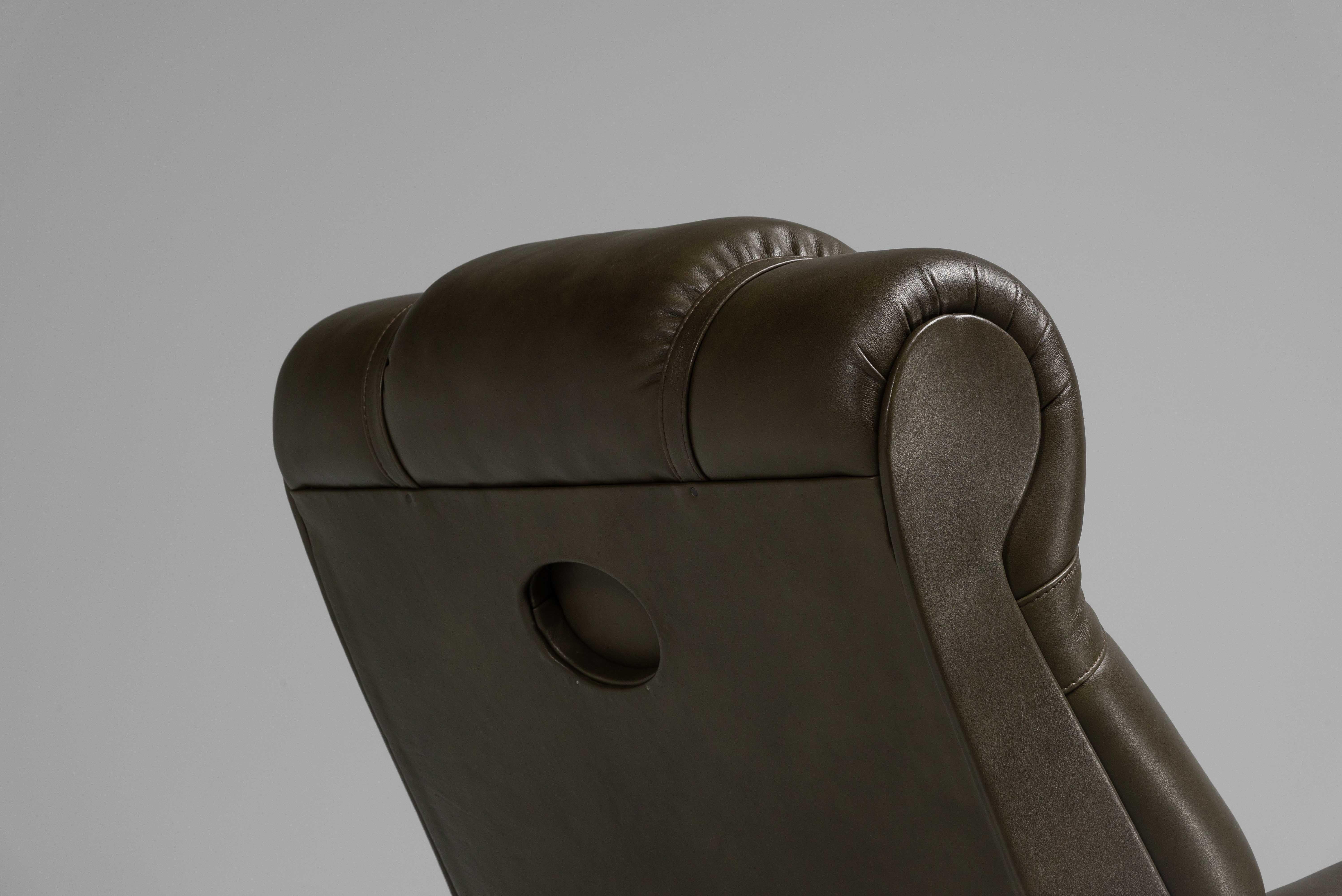 Luigi Caccia Dominioni lounge chair Azucena Italy 1962 For Sale 2