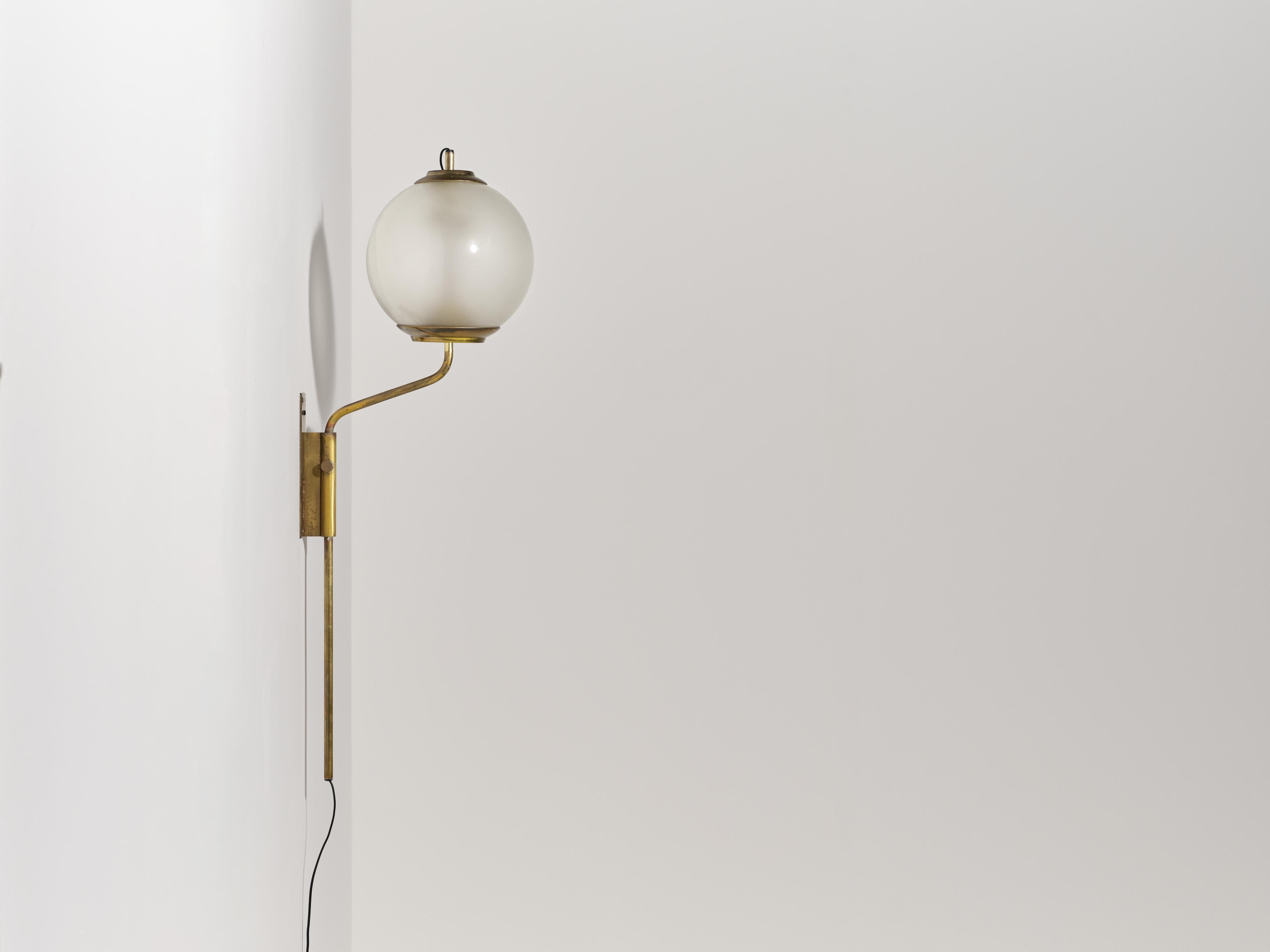 Elegante aplique original Luigi Caccia Dominioni LP11 / Pallone, fabricado por Azucena, Italia, en la década de 1950.  Estructura de latón y pantalla de cristal opalino.  Es posible ajustar los brazos de la lámpara hacia arriba y hacia abajo y de