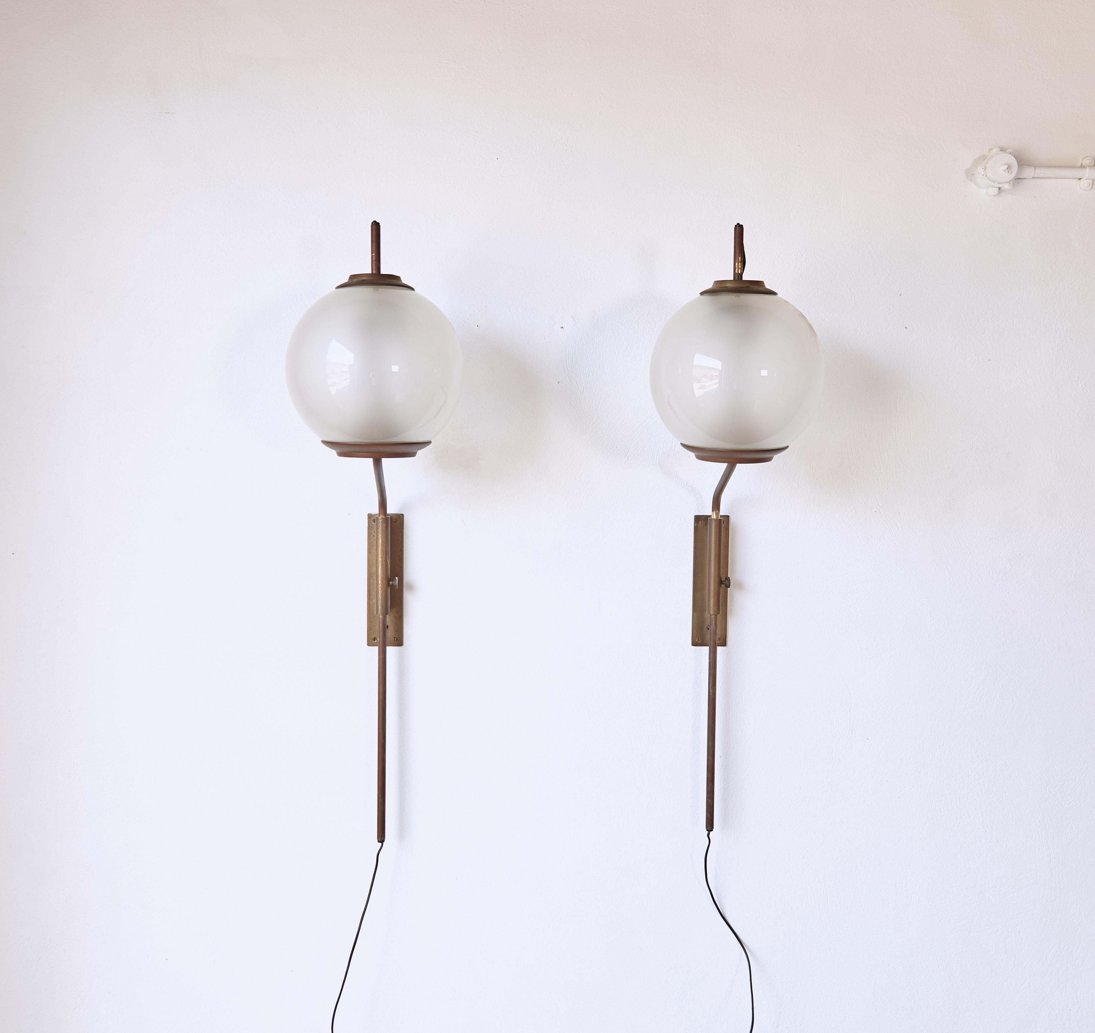 Ein elegantes originales Paar Luigi Caccia Dominioni LP11 / Pallone Wandlampen, hergestellt von Azucena, Italien, in den 1950er Jahren.  Gestell aus Messing und Schirm aus Opalglas.  Es ist möglich, die Lampenarme nach oben und unten und von links