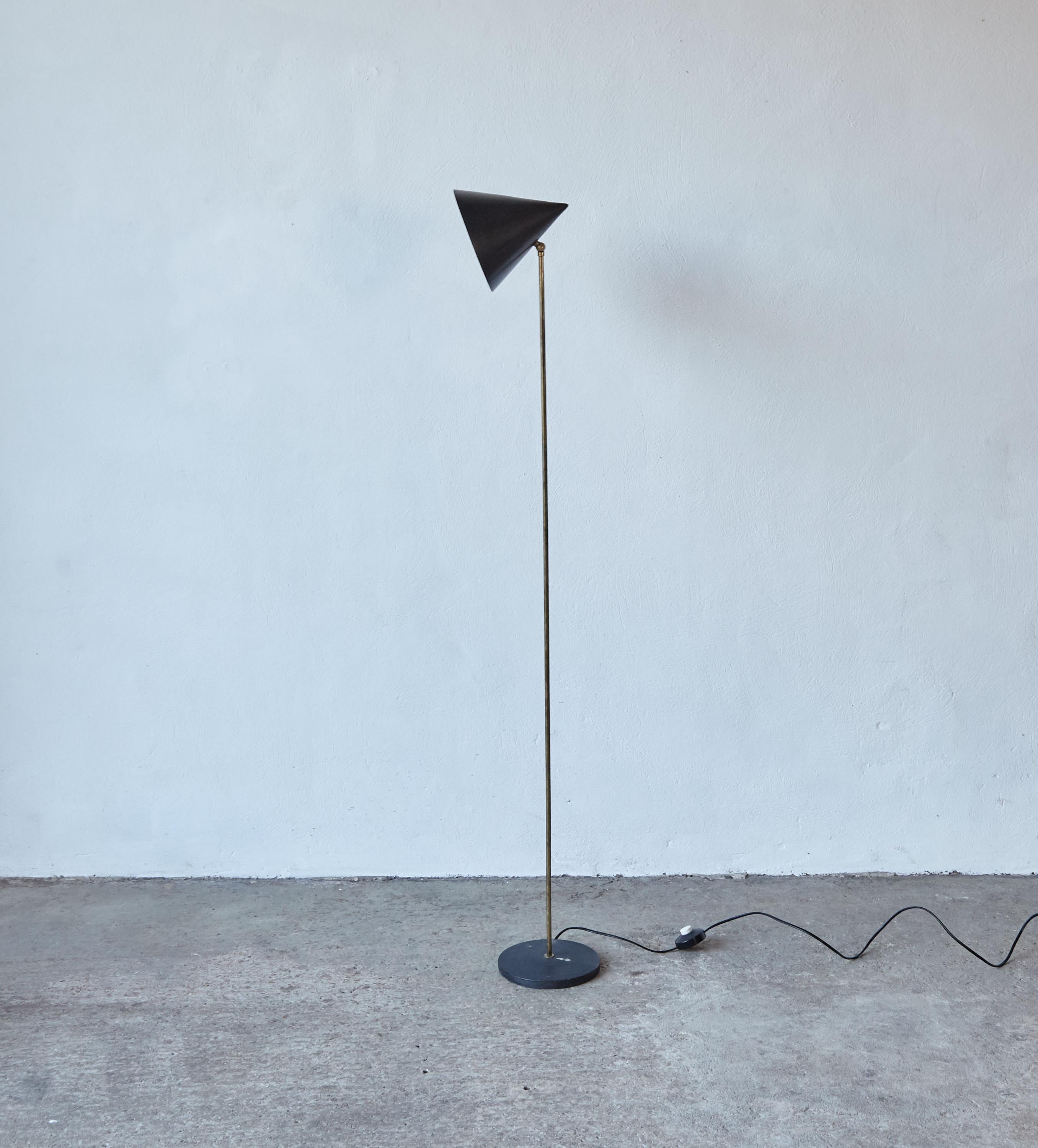 A rare and elegant Luigi Caccia Dominioni LTE 5 floor lamp, made by Azucena, Italy, in the 1950s. Enamled aluminium, brass and enameled steel. In good original vintage condition with minor signs of usa and age. In working condition but requires