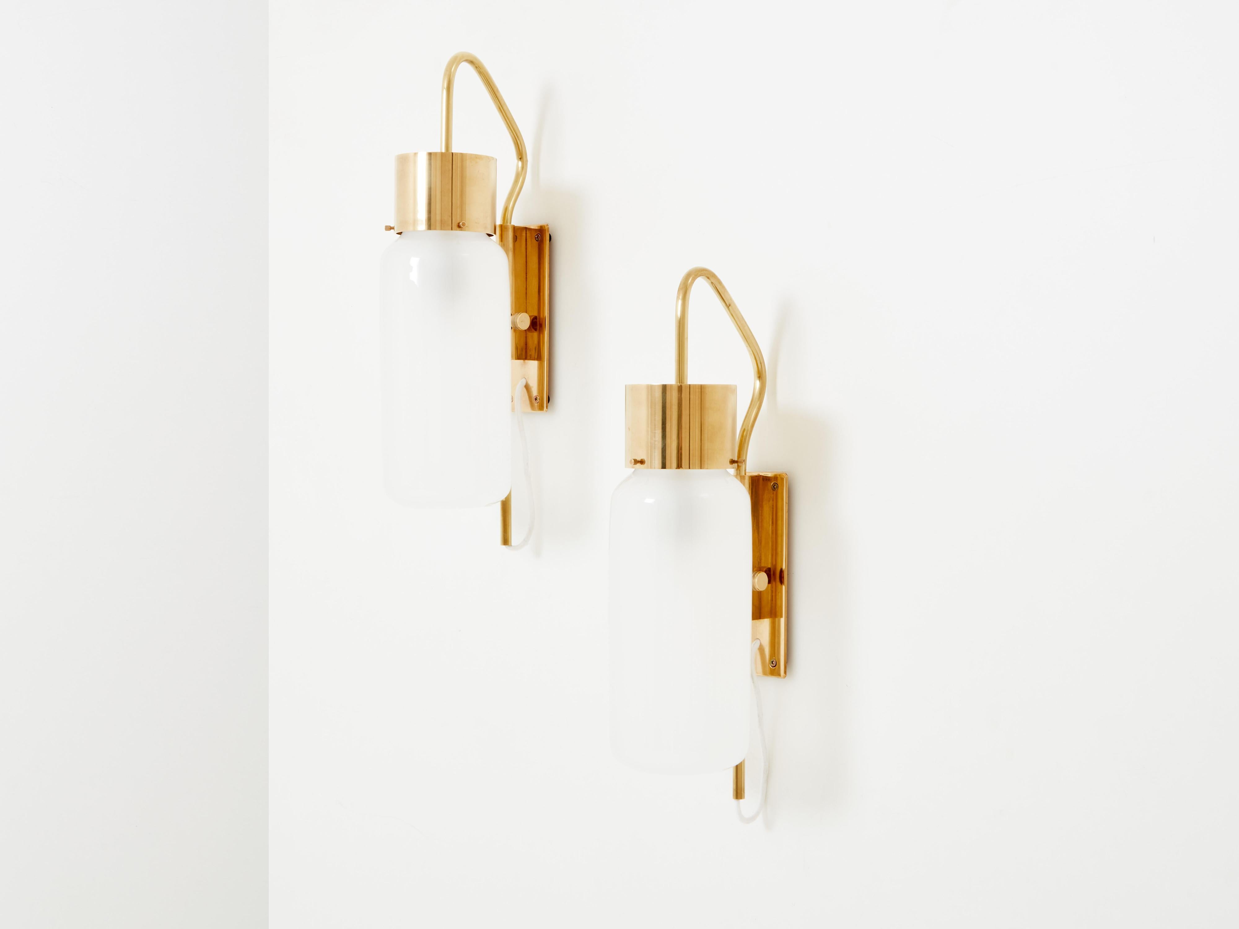 Italian Luigi Caccia Dominioni original LP10 brass opaline wall lights 1965  For Sale