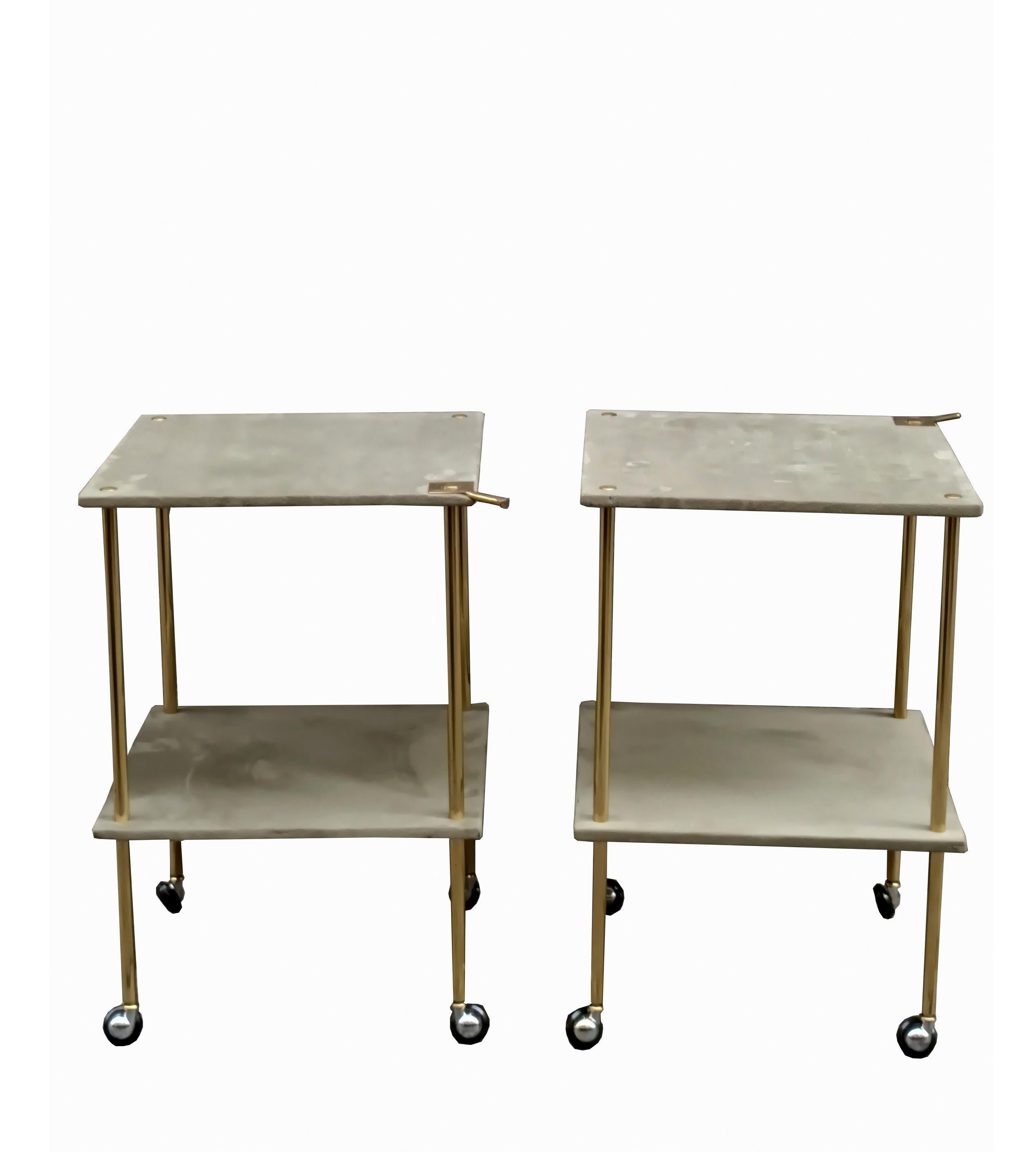 Carrello a due ripiani Mod. T9 di Luigi Caccia Dominioni per Azucena, I piani in legno sono rivestiti in tessuto verde chiaro e la struttura e' in ottone. Realizzato con precisione, il carrello presenta un perfetto connubio tra forma e utilità, che