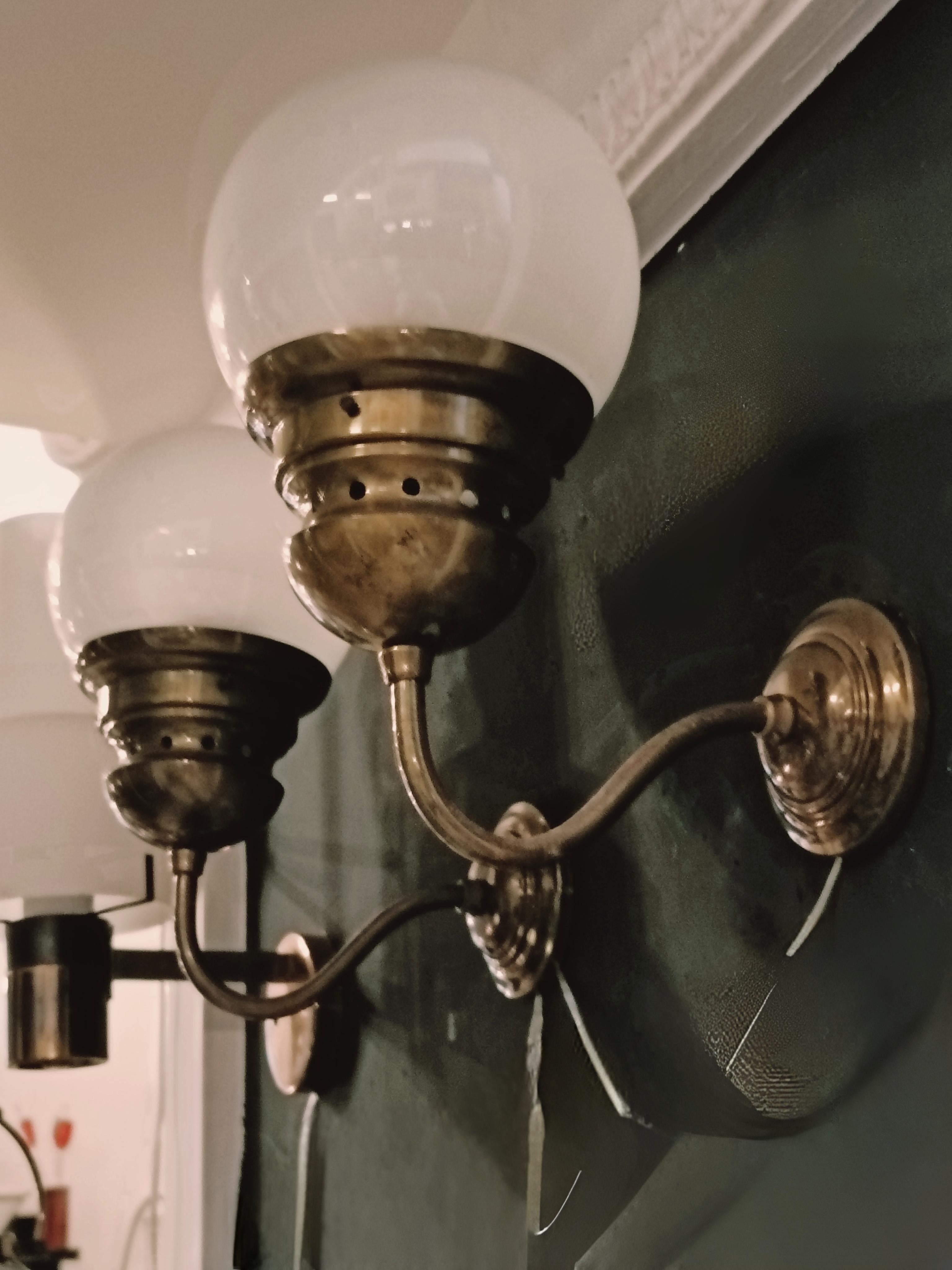 Seltenes Paar Wandlampen Mod. 'LP1', entworfen von Luigi Caccia Dominioni für Azucena in den 1950er Jahren. Gestell aus Messing und Kugelschirm aus Milchglas.