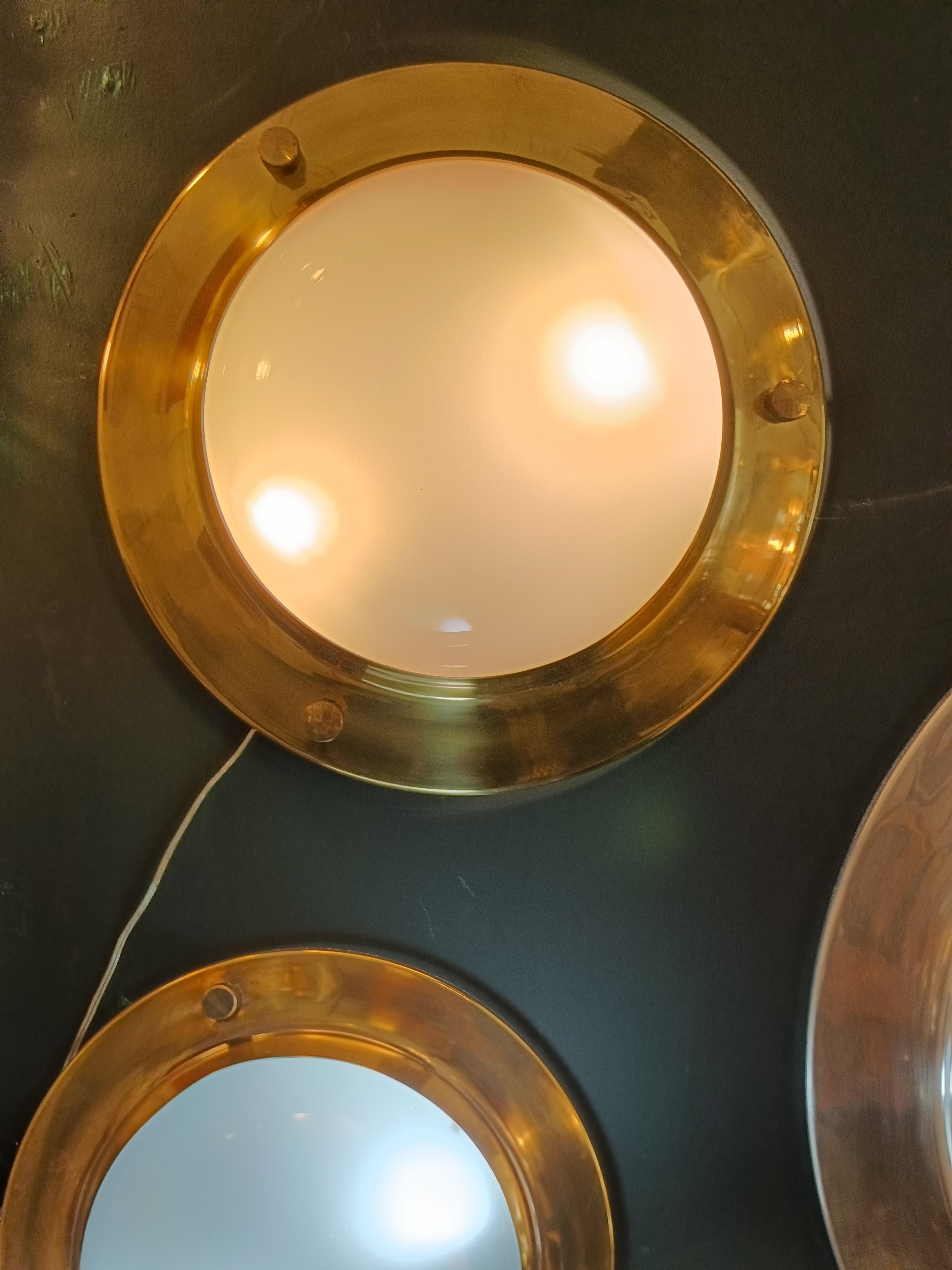 Lps6 Lámparas de techo o pared 'Tommy' de Luigi Caccia Dominioni para Azucena.
Marco de latón y semiesfera de cristal esmerilado en el interior.
Preciosos detalles de latón. 