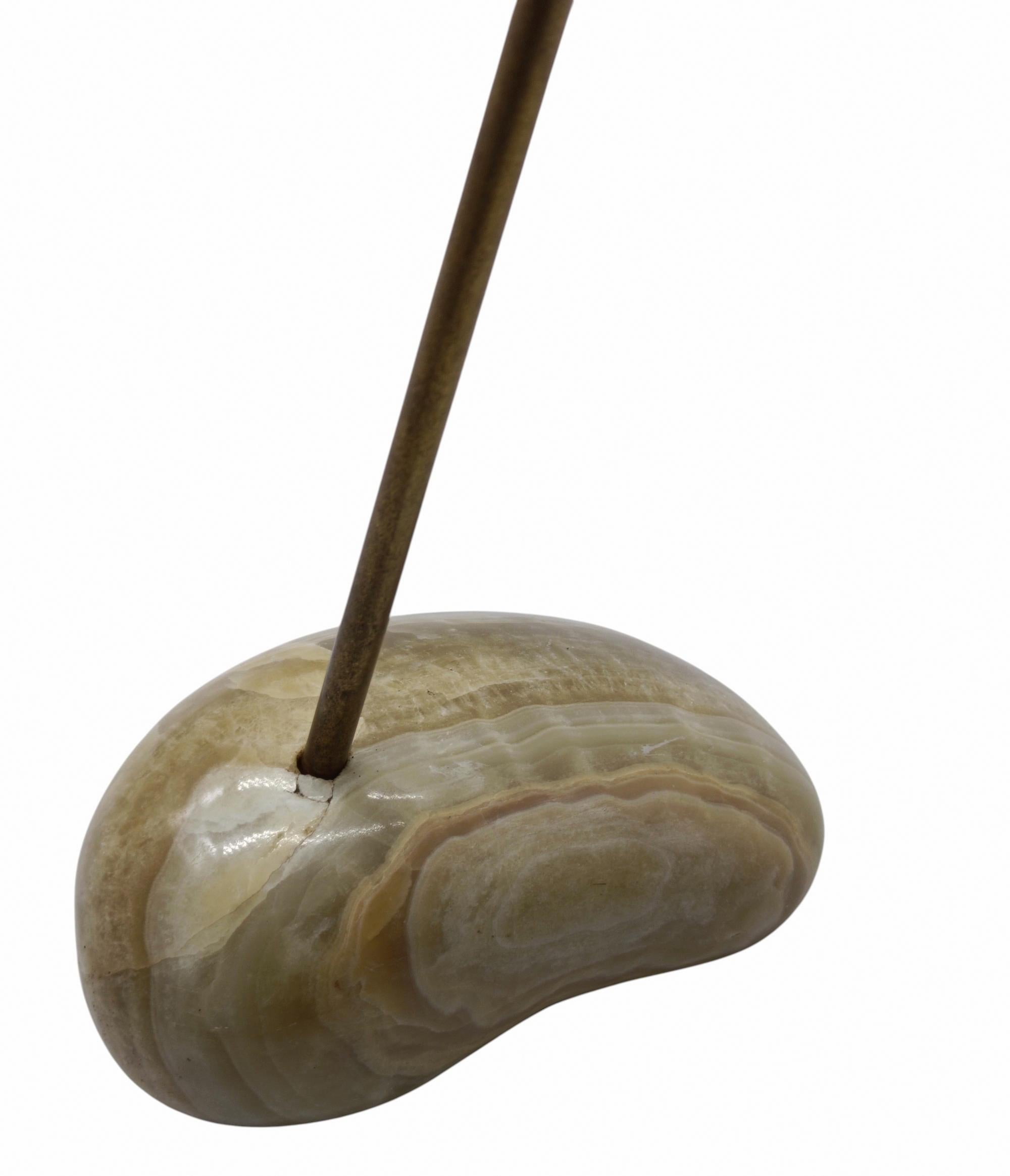 Rarissima lampada da tavolo mod. LTA1 Sasso. La base è costituita da una pietra di onice allungata e arrotondata con sfumature e striature nei toni del beige e del marrone. Lo stelo è in tondino di ottone e il paralume, la cui altezza e direzione