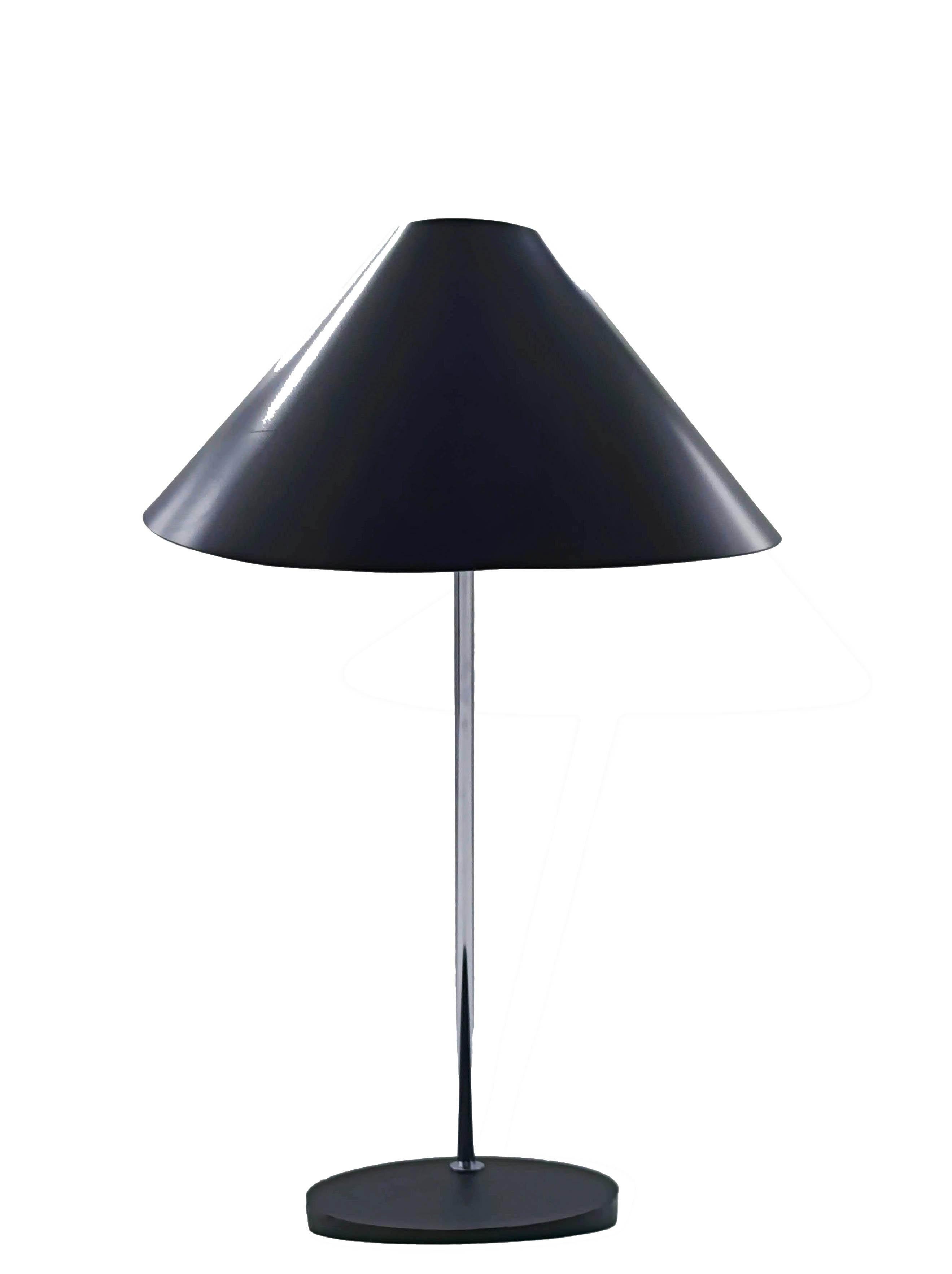 Rara ed Originale Lampada da tavolo mod. Monachella su disegno di Luigi Caccia Dominioni per la Ditta Azucena. La struttura della lampada e' in metallo cromato, metallo verniciato nero e base in ghisa. Il design della lampada prende ispirazione dal