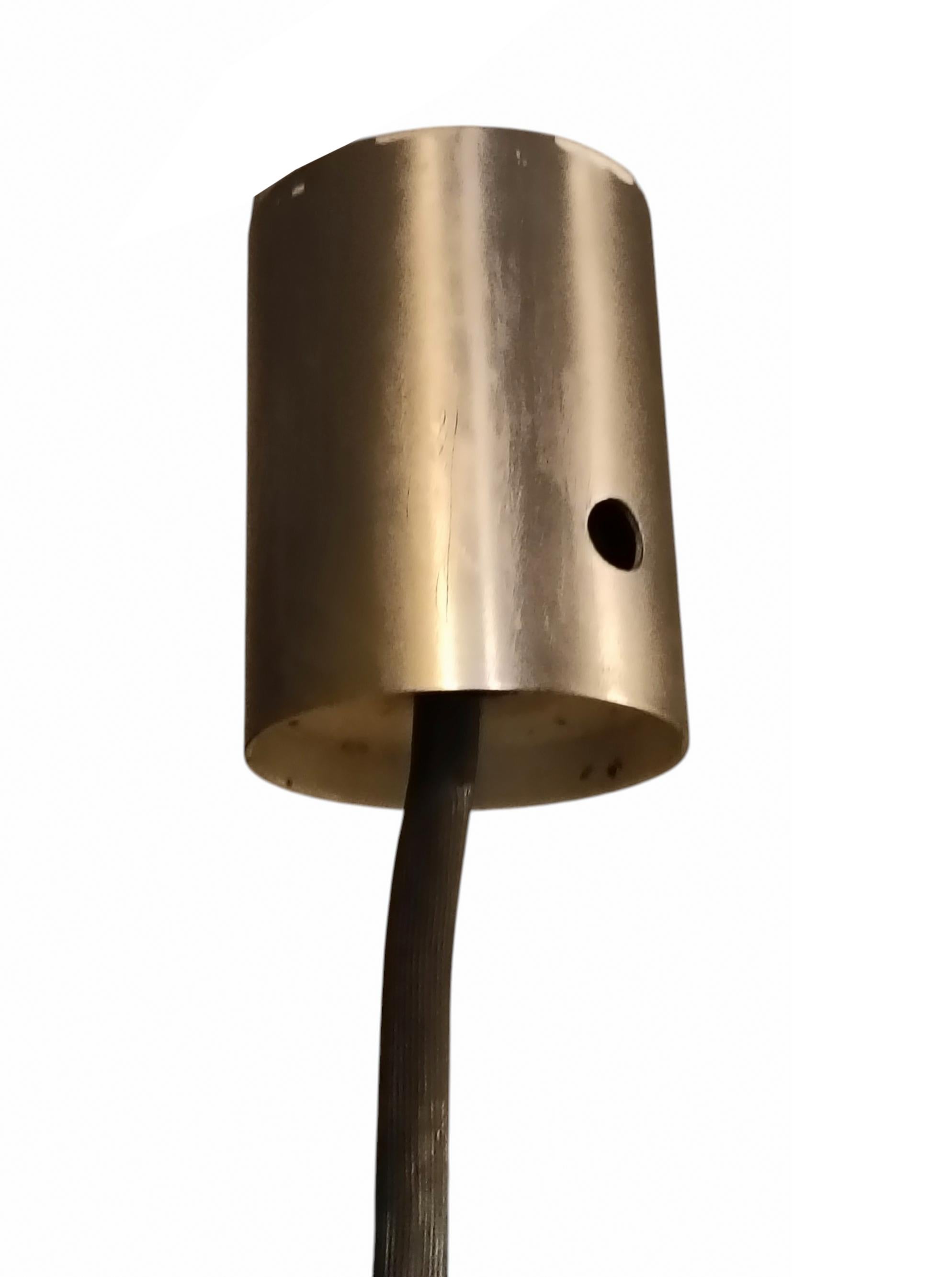 Iconico ed elegante lampadario a sfera modello Lanterna LS2 disegnata dal maestro Luigi Caccia Dominioni per Azucena, produzione italiana del 1952. Il lampadario presenta un diffusore sferico in vetro lattimo e una montatura in ottone