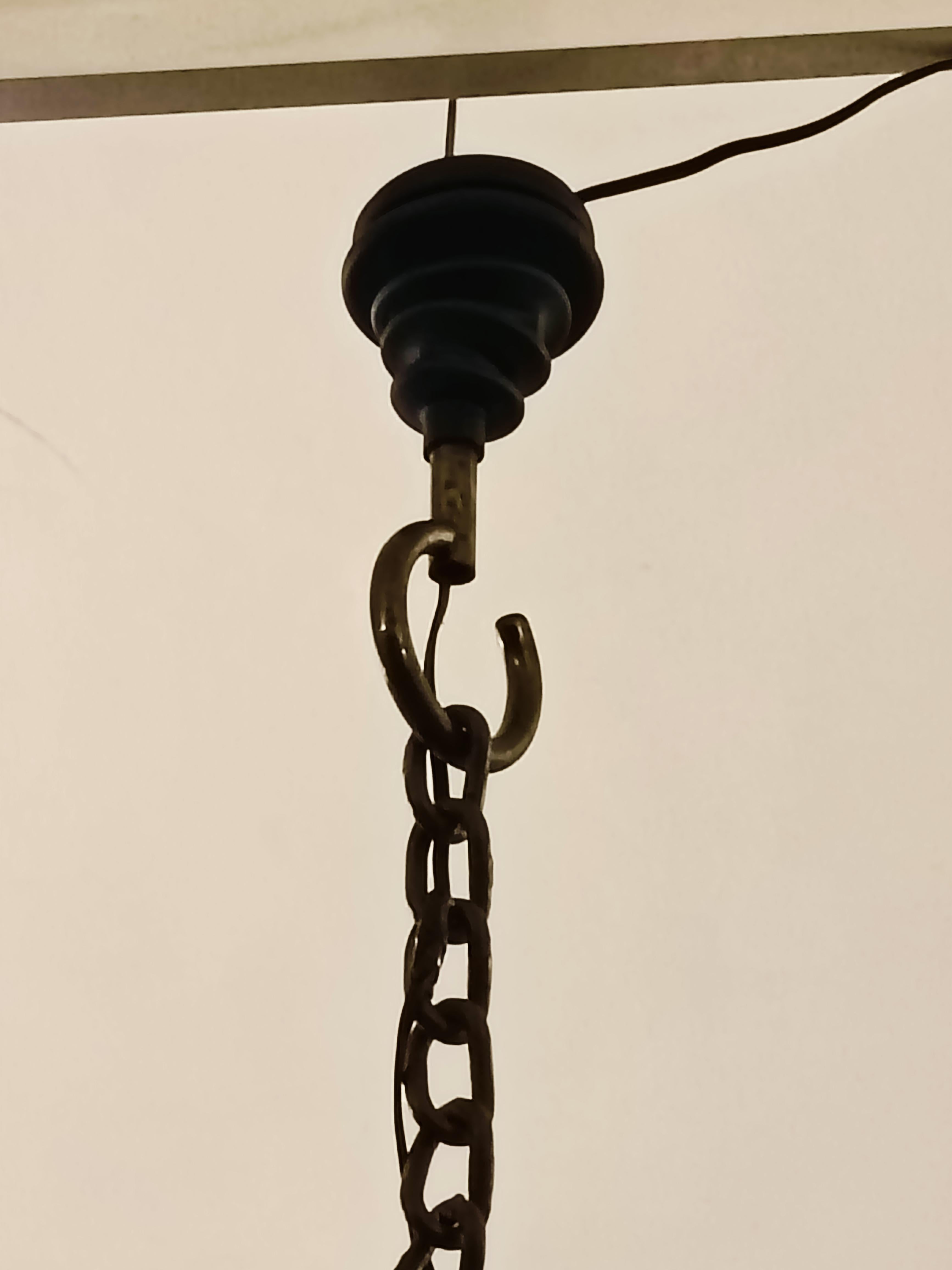 Hängeleuchte Modell LS10 von Luigi Caccia Dominioni für Azucena Italia, 1960er Jahre,   mit einem Lampenschirm aus mundgeblasenem Muranoglas, der an einem doppelten Haken aus brüniertem Eisen und einer Kette aus brüniertem Aluminium aufgehängt ist,