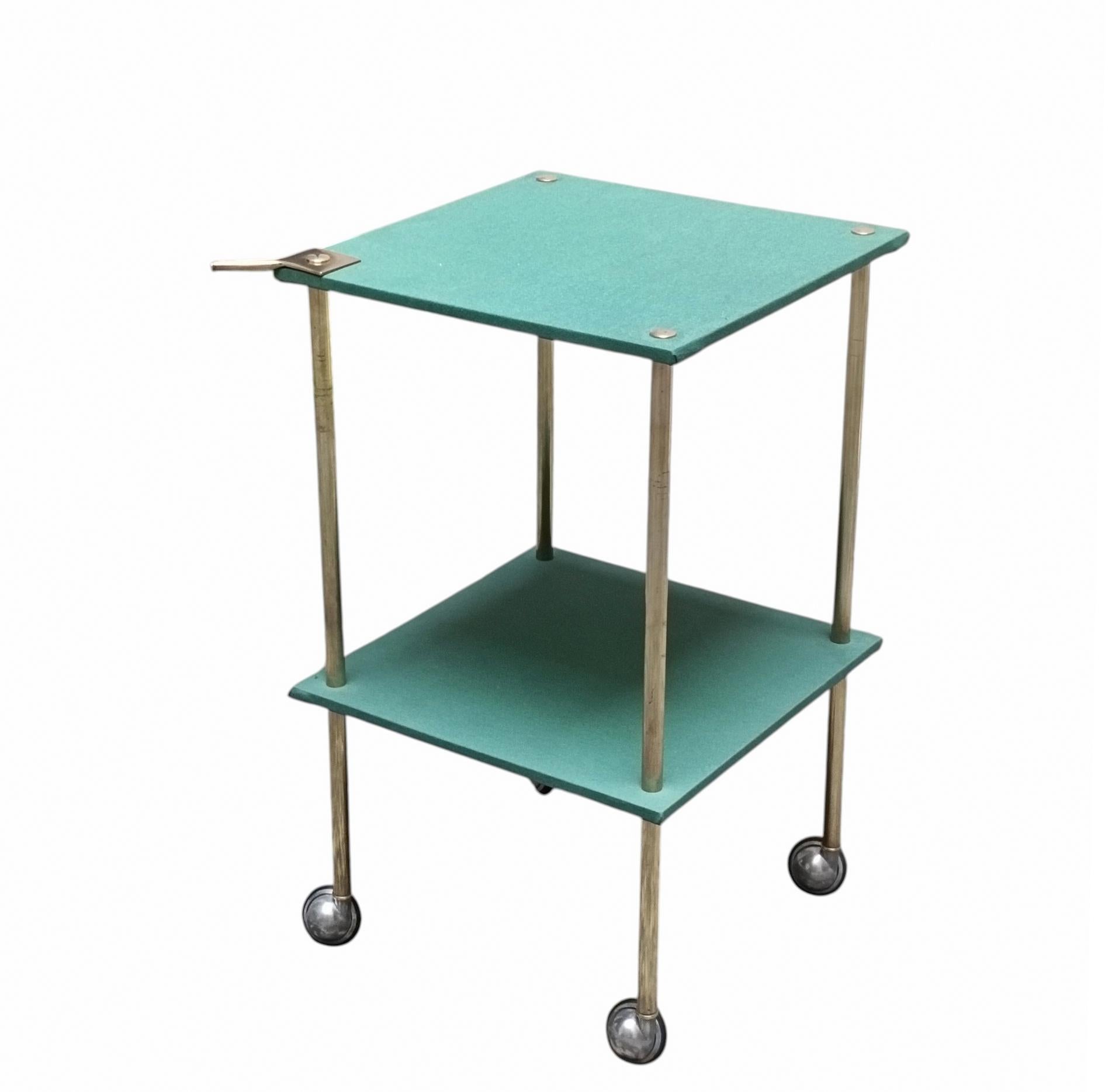 Table basse Mod. T9 en bois recouvert de tissu vert et laiton avec roulettes conçu par Luigi Caccia Dominioni pour Azucena, années 1950