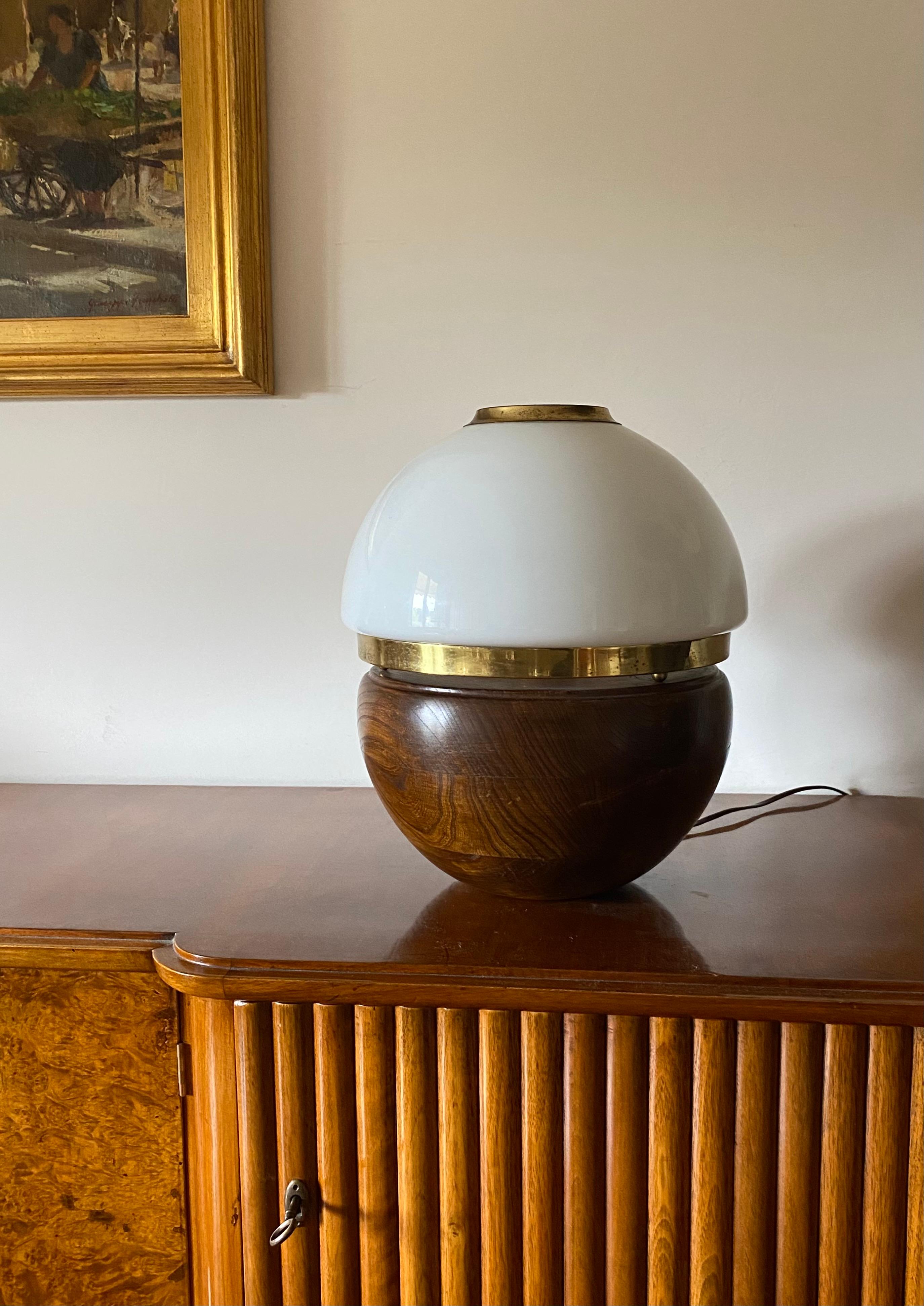 Lampe de table, Luigi Caccia Dominioni

produit par Azucena, Italie, années 1970 

Bois, verre opalin. Détails en laiton

H 41 cm - 36 cm diam. 

Conditions : excellentes, en conditions de travail.