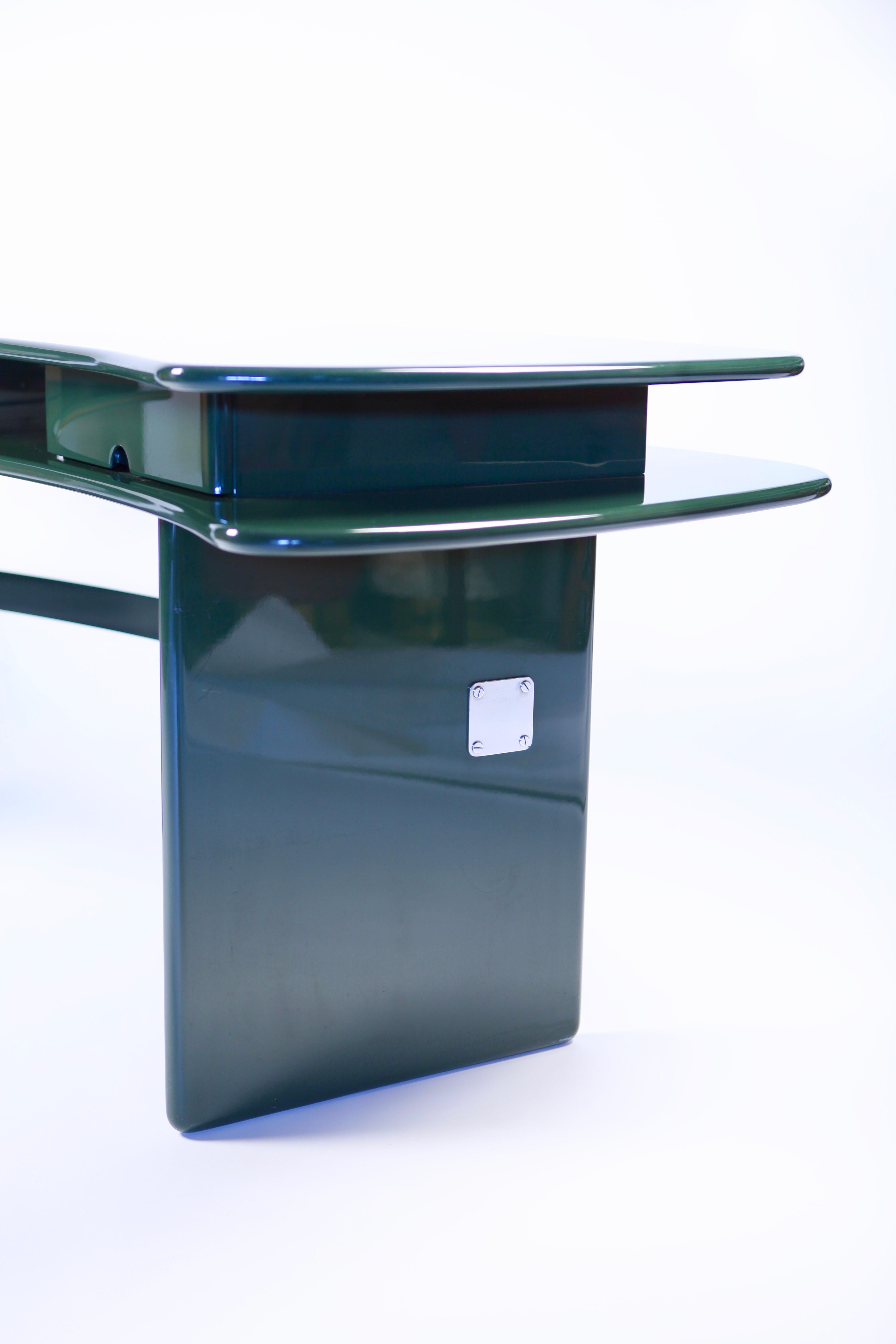 Luigi Caccia Dominioni, SCR7 writing desk with 2 offset surfaces in dark green lacquered wood, 2 drawers, band in polished chrome-plated brass. Edition Azucena, executed in Italy, 1979.
This desk is a perfect example of the possibilities created by