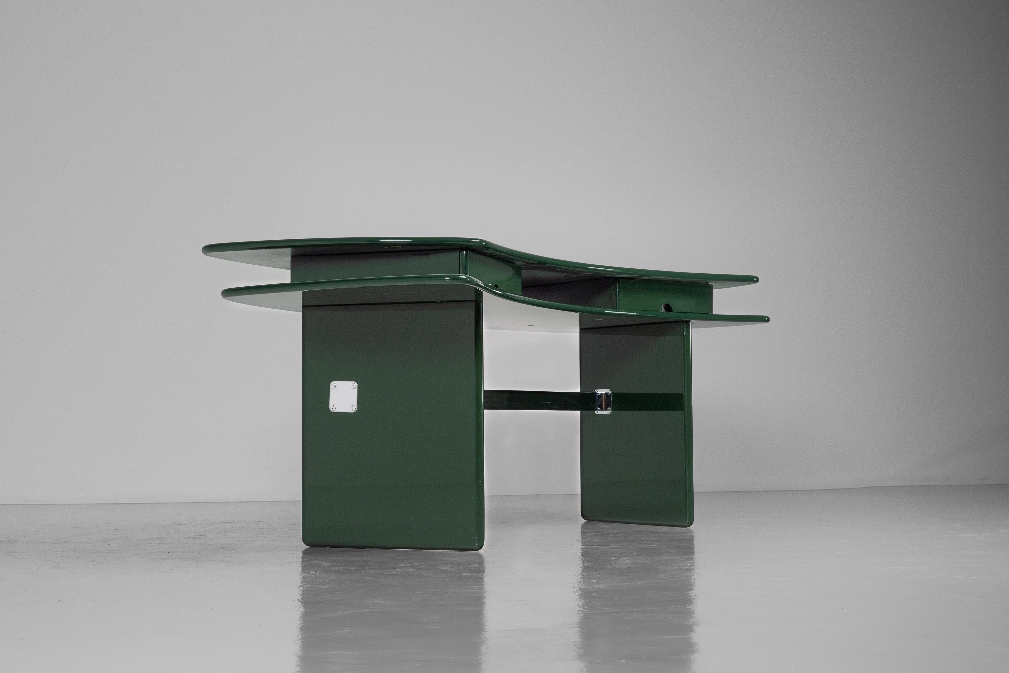 Ce rare bureau SCR7, conçu par Luigi Caccia Dominioni et fabriqué par Azucena en 1979, est un exemple exceptionnel du design italien du milieu du siècle dernier. Sa forme frappante et sa composition réfléchie reflètent la capacité distinctive de