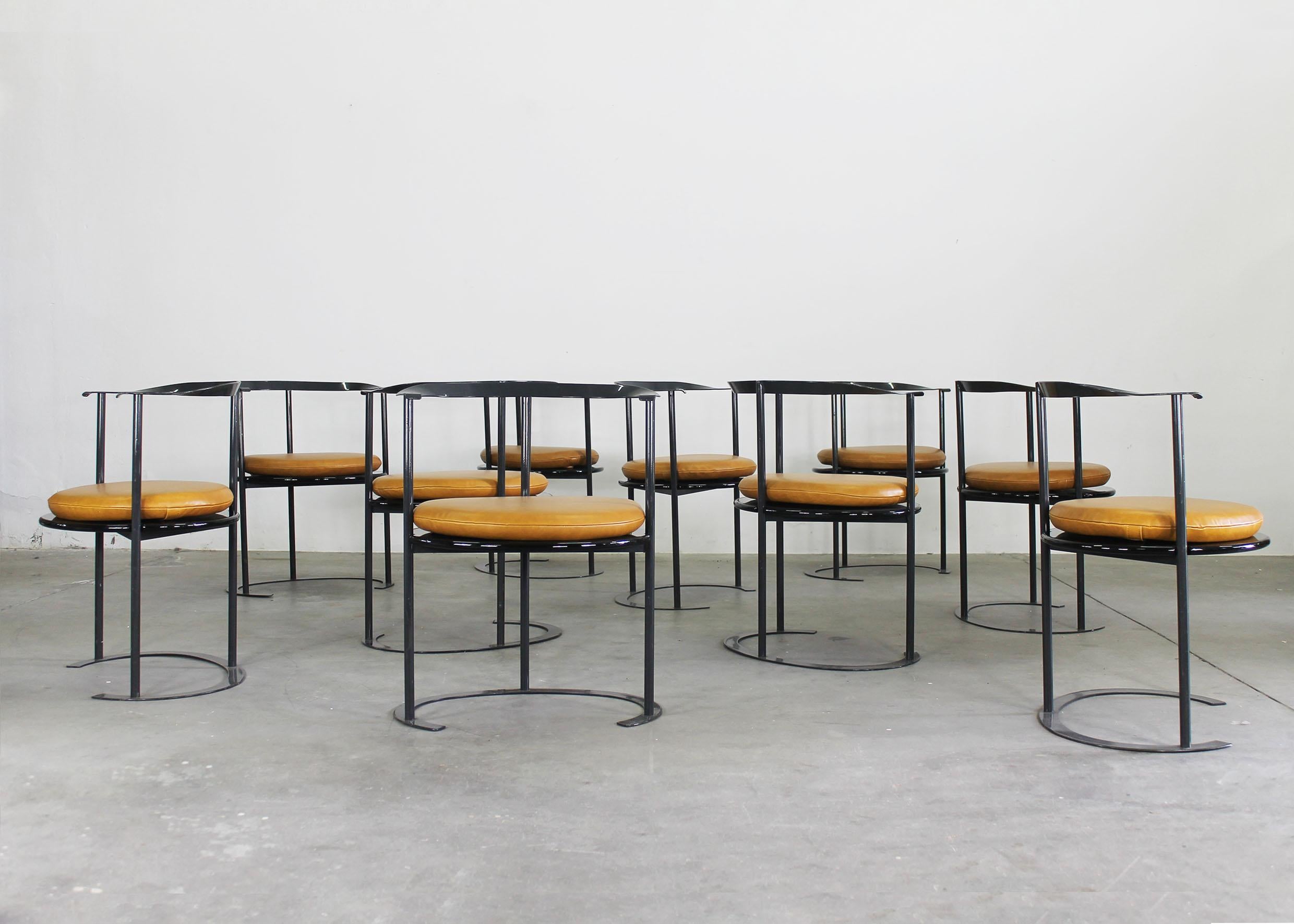 Lot de dix chaises Catilina avec structure en acier peint, assise en bois multicouche laqué noir et coussins en polyuréthane recouverts de cuir. Ce siège emblématique a été conçu par Luigi Caccia Dominioni en 1958 et produit par Azucena dans les