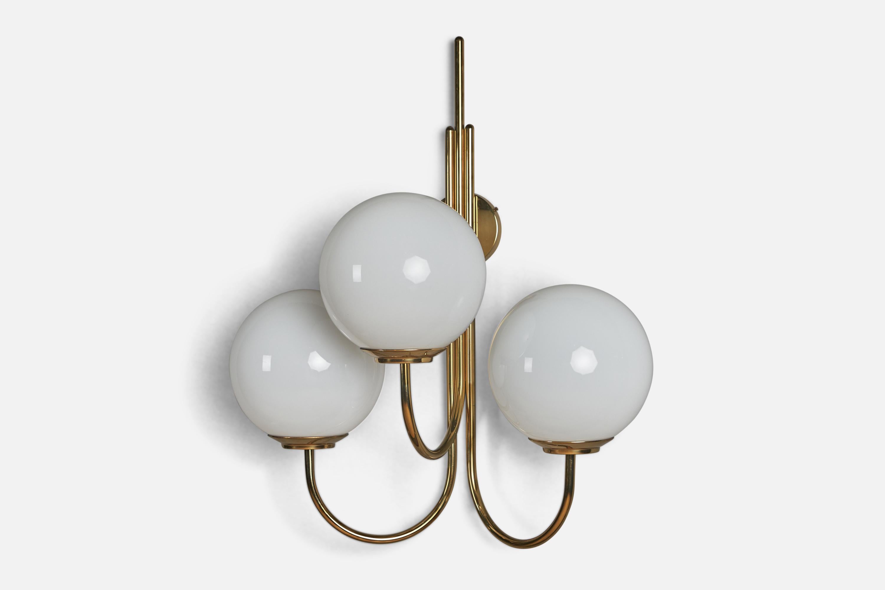 Luigi Caccia Dominioni, Sizeable Wall Light, Brass, Glass, Italy, 1950s In Good Condition For Sale In High Point, NC