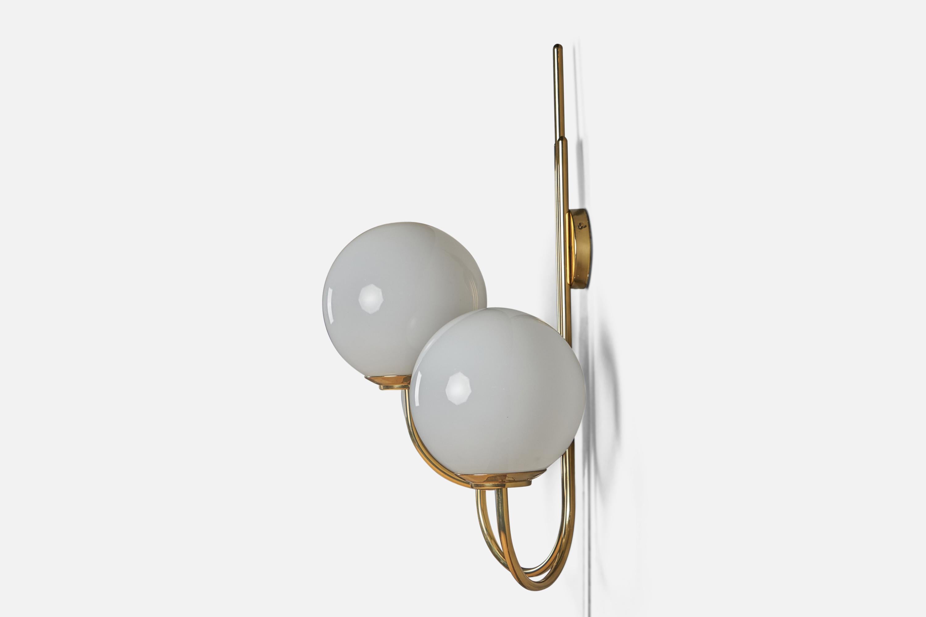Luigi Caccia Dominioni, Sizeable Wall Light, Brass, Glass, Italy, 1950s In Good Condition For Sale In High Point, NC