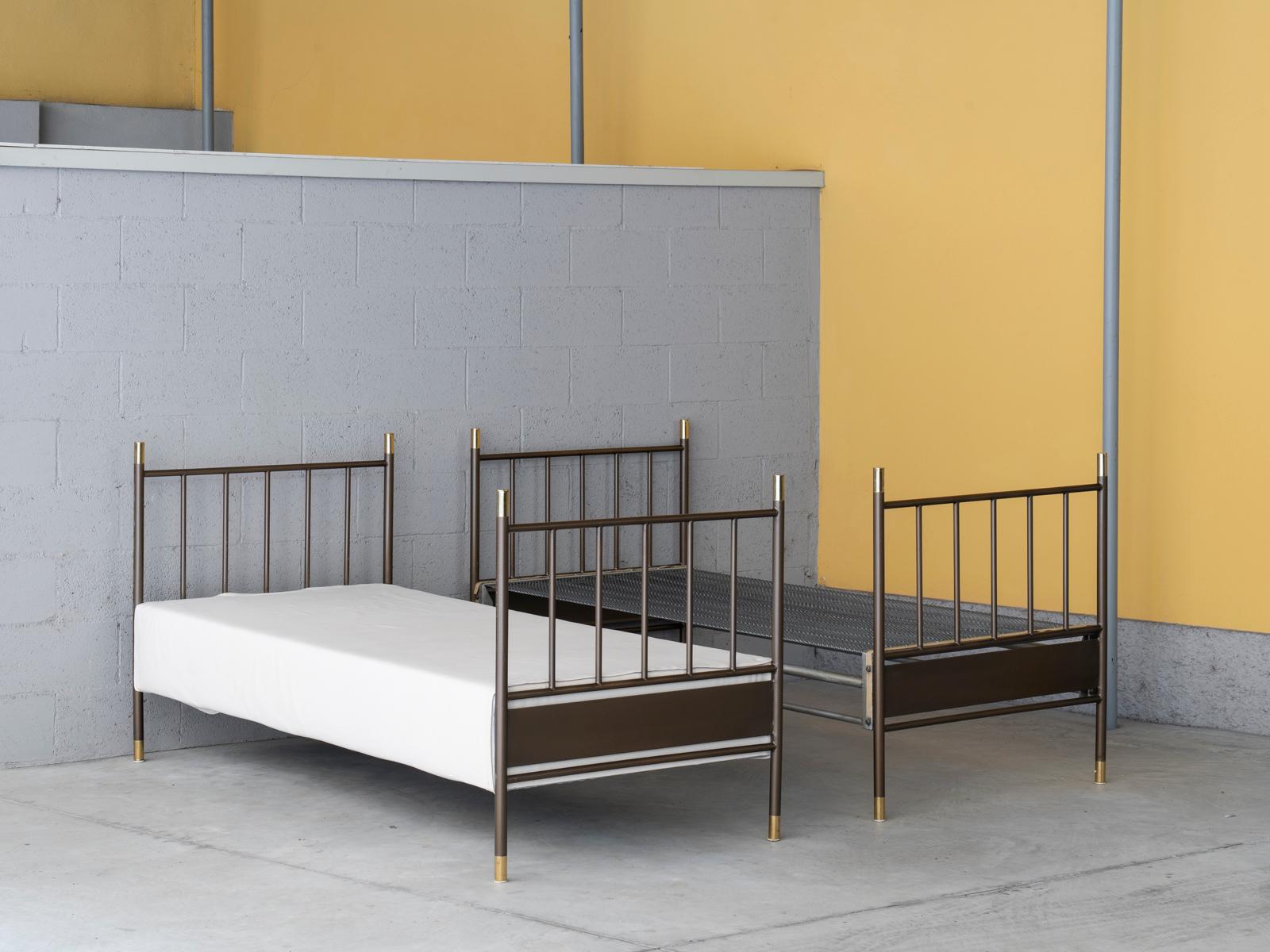 This pair of beds was designed by Italian master Luigi Caccia Dominioni for Azucena, the manufactured he founded together with Ignazio Gardella and Corrado Corradi Dell'acqua.
They are listed in the Azucena original catalogue as model L1 or