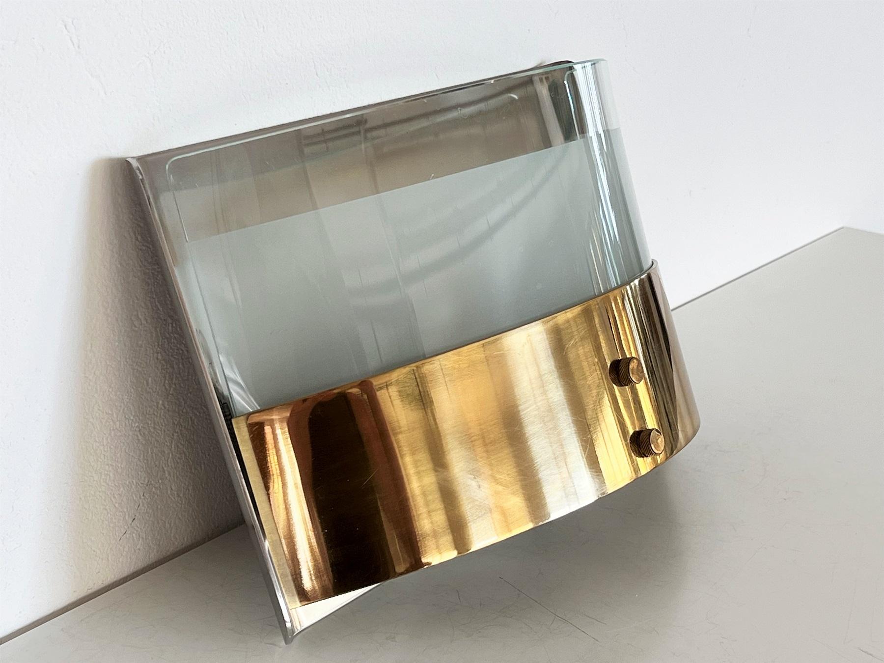 Fantastic strong and heavy wall sconce ( one single piece available) designed from Luigi Caccia Dominioni in 1979 and produced from Azucena in the 80s.
The wall sconce is made of gorgeous brass with dark patina from the time, and a curved lampshade