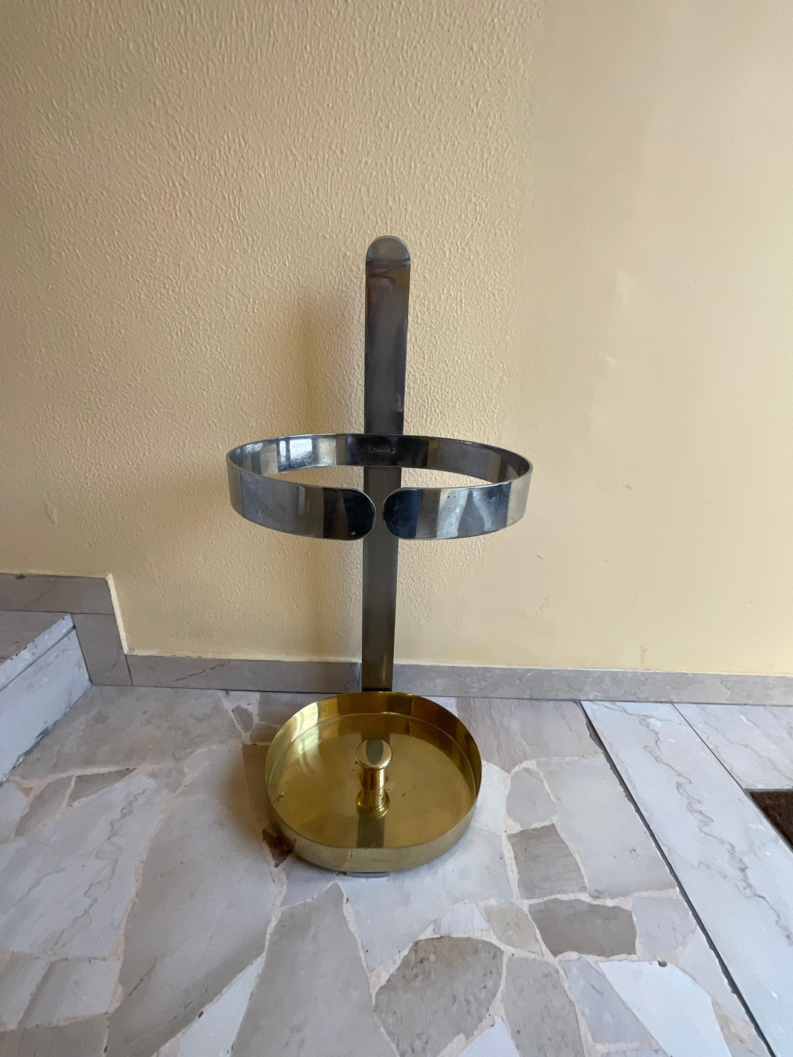 LUIGI Architect. DOMINION HUNTING , ZANOTTA production.
Original umbrella stand designed by the famous architect who built several palaces in ITALY in the 20th century.
Elegant,sculptural and very sturdy umbrella stand to match any decor.