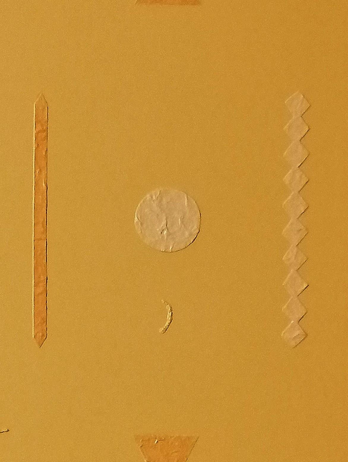 Cette œuvre d'art, qui se détache sur un fond jaune moutarde chaleureux, présente un arrangement harmonieux de formes géométriques et de textures subtiles. La pièce est dominée par des lignes verticales symétriques, chacune flanquée de triangles